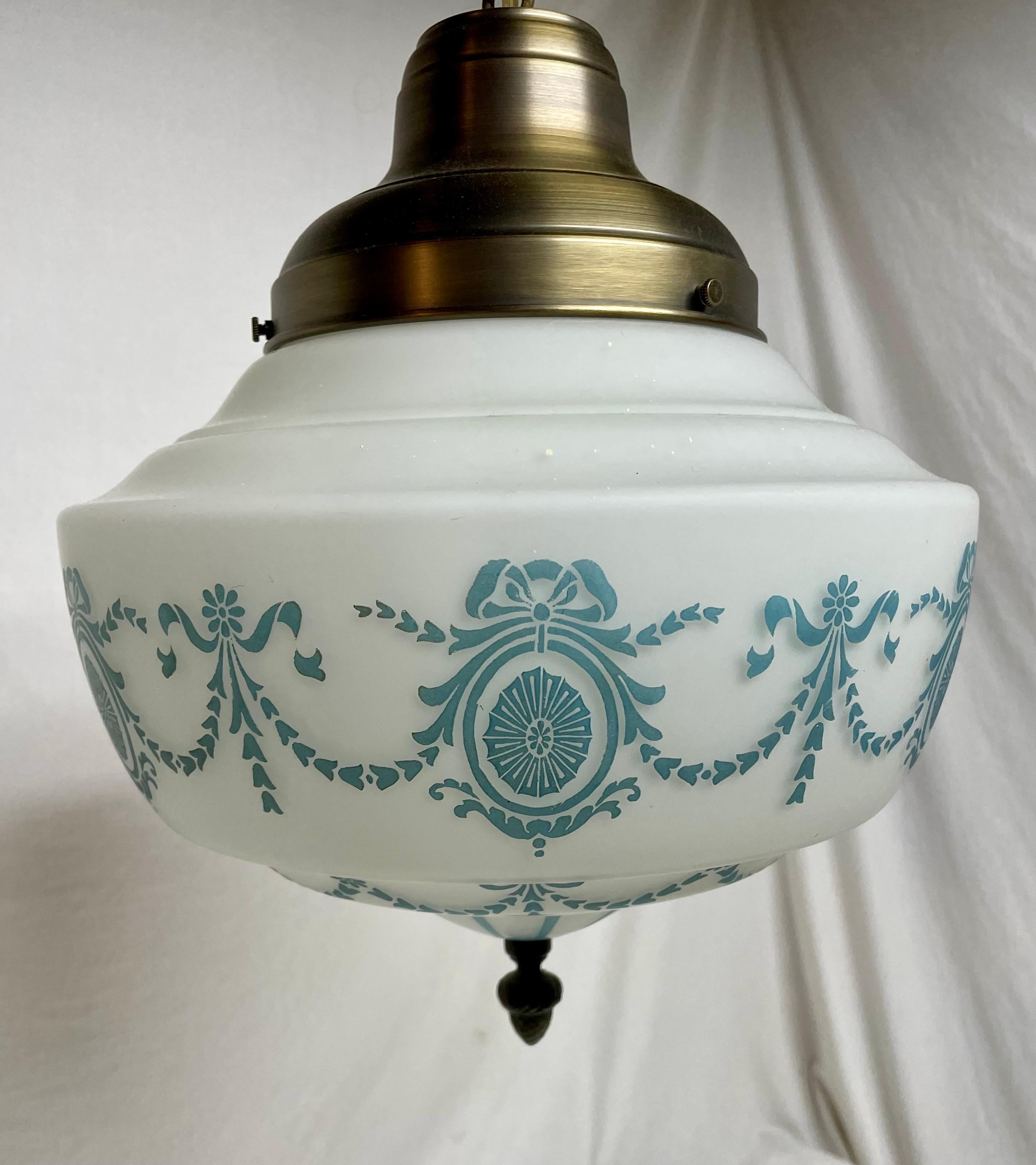 Lampada a sospensione in ottone e vetro in stile neoclassico in vendita 4