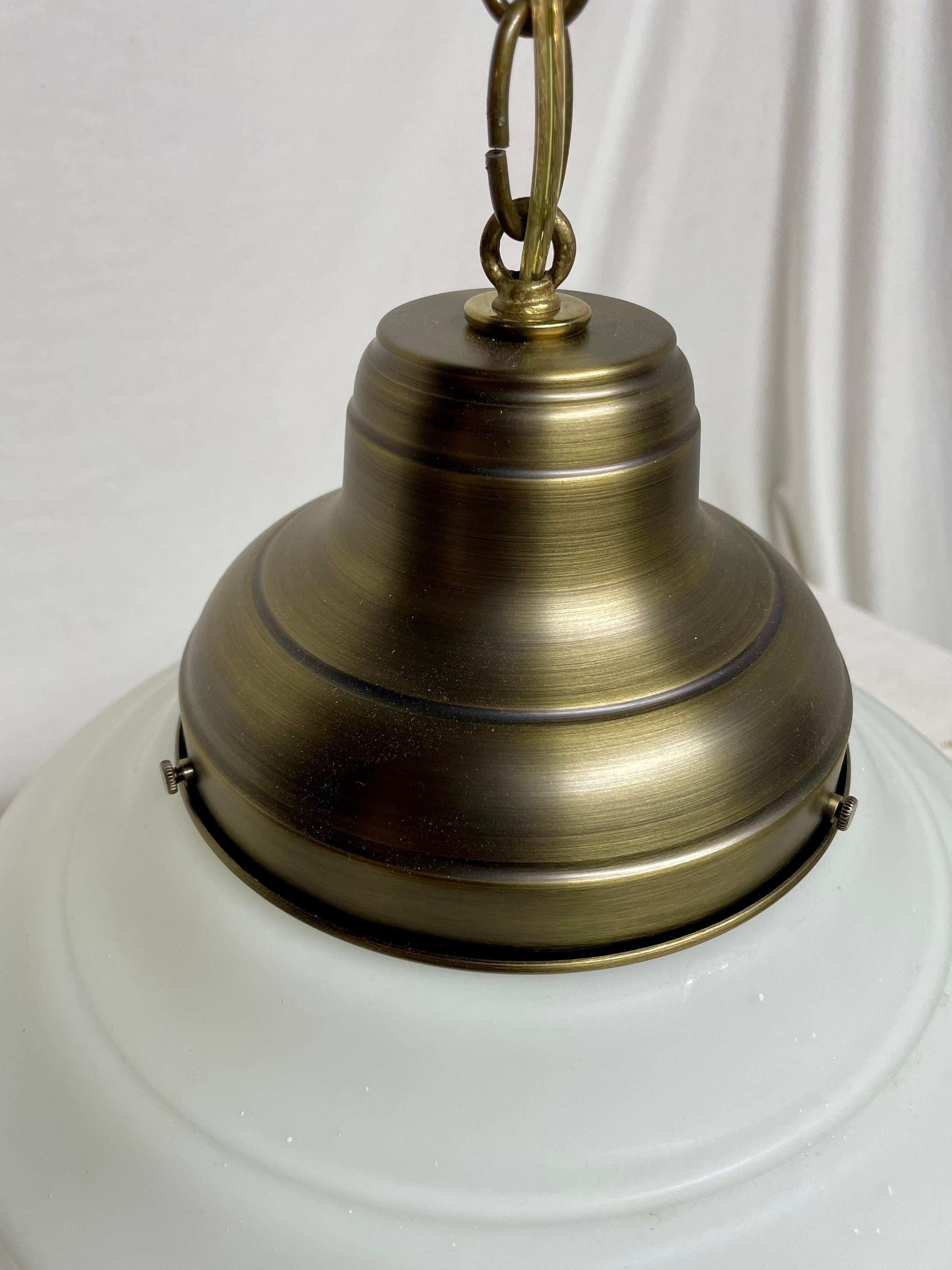 Lampada a sospensione in ottone e vetro in stile neoclassico in vendita 5