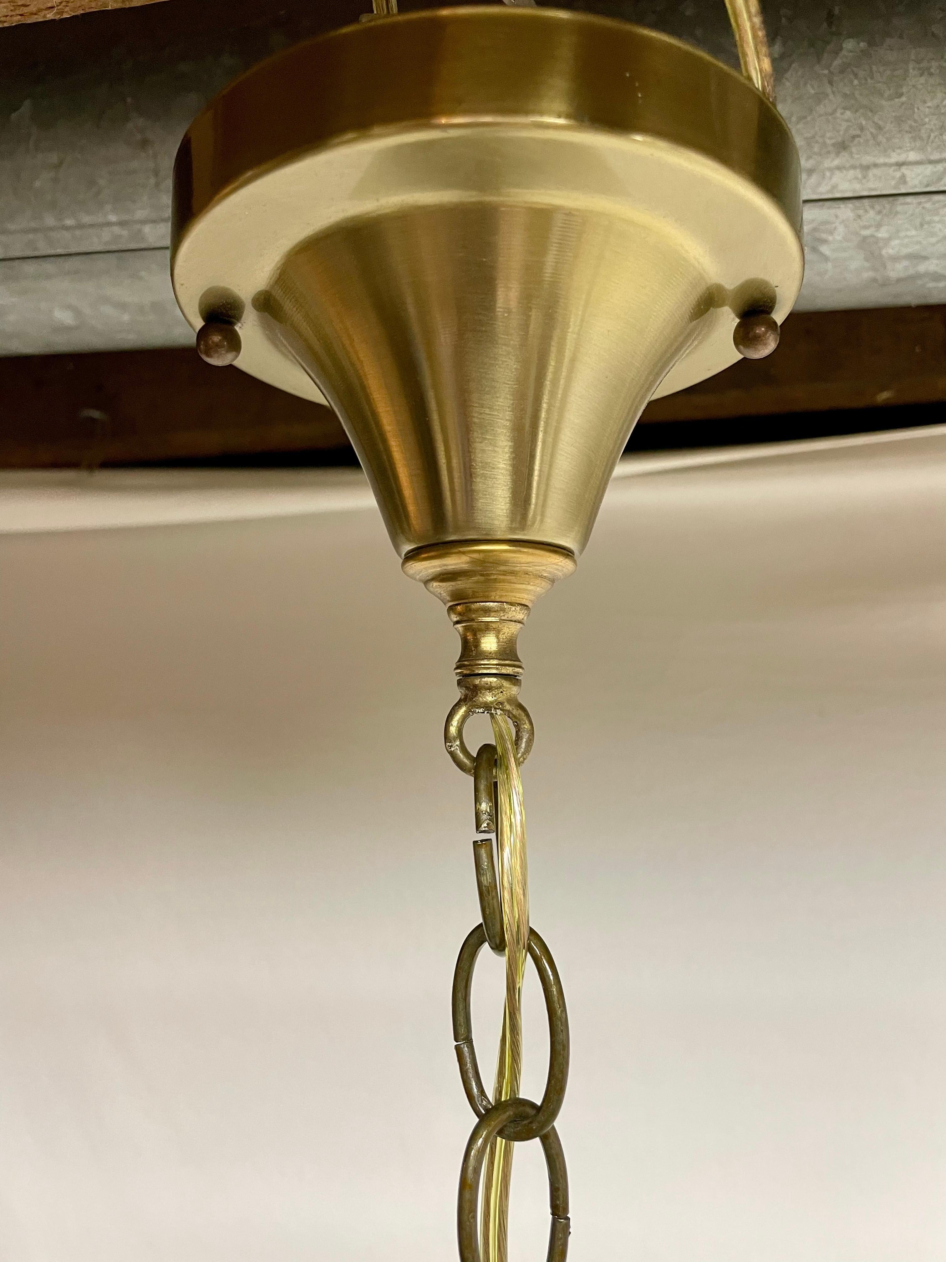 Lampada a sospensione in ottone e vetro in stile neoclassico in vendita 6