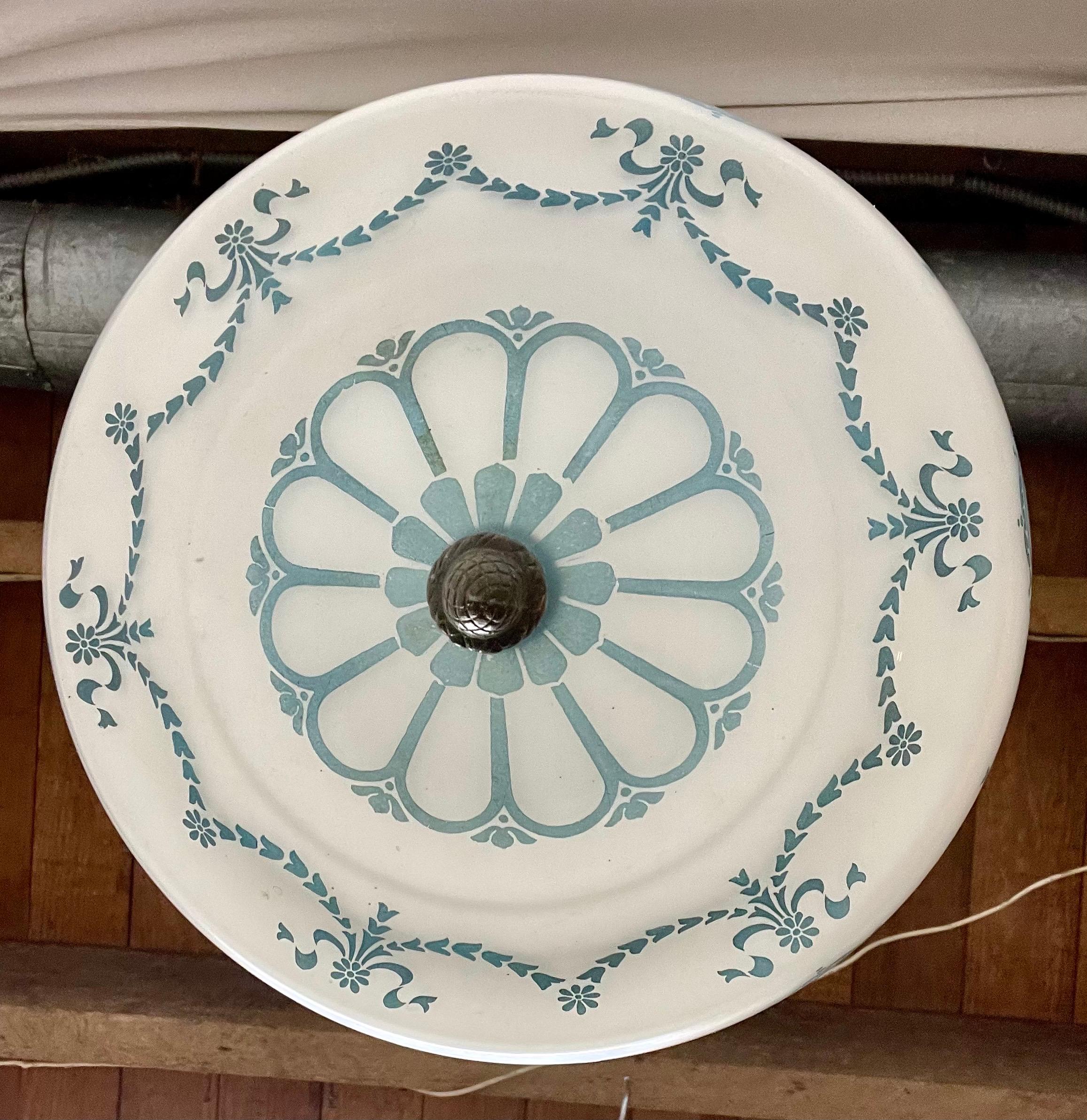 Lampada a sospensione in ottone e vetro in stile neoclassico in vendita 7