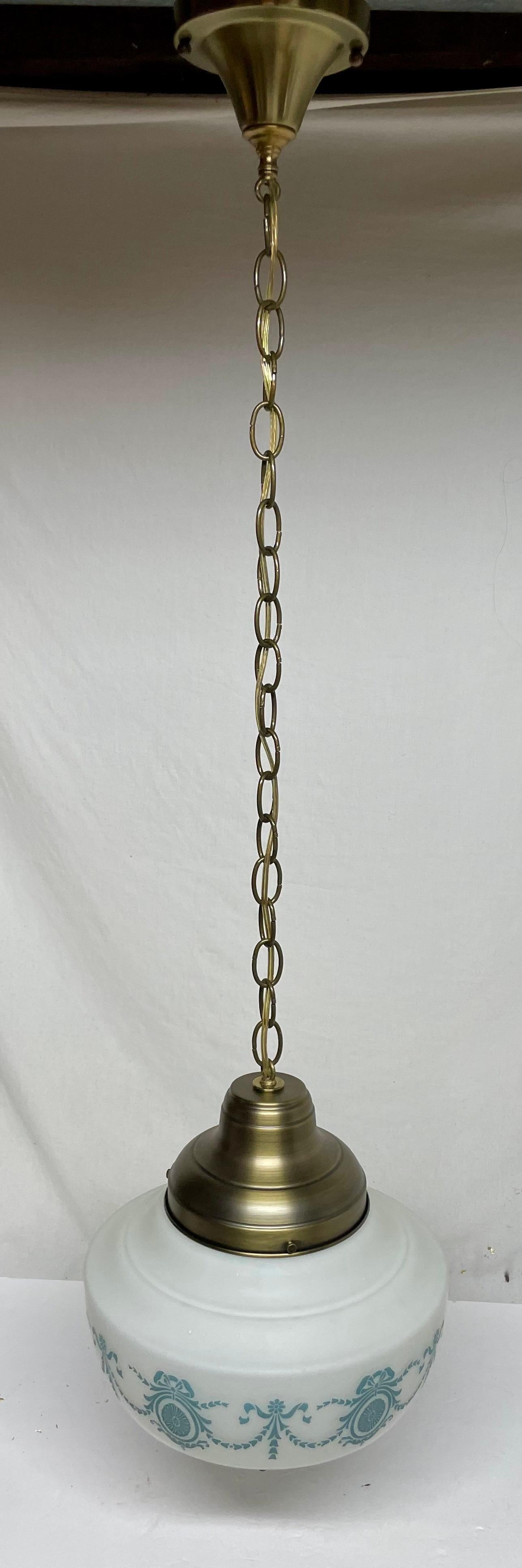 Lampada a sospensione in ottone e vetro in stile neoclassico in vendita 8