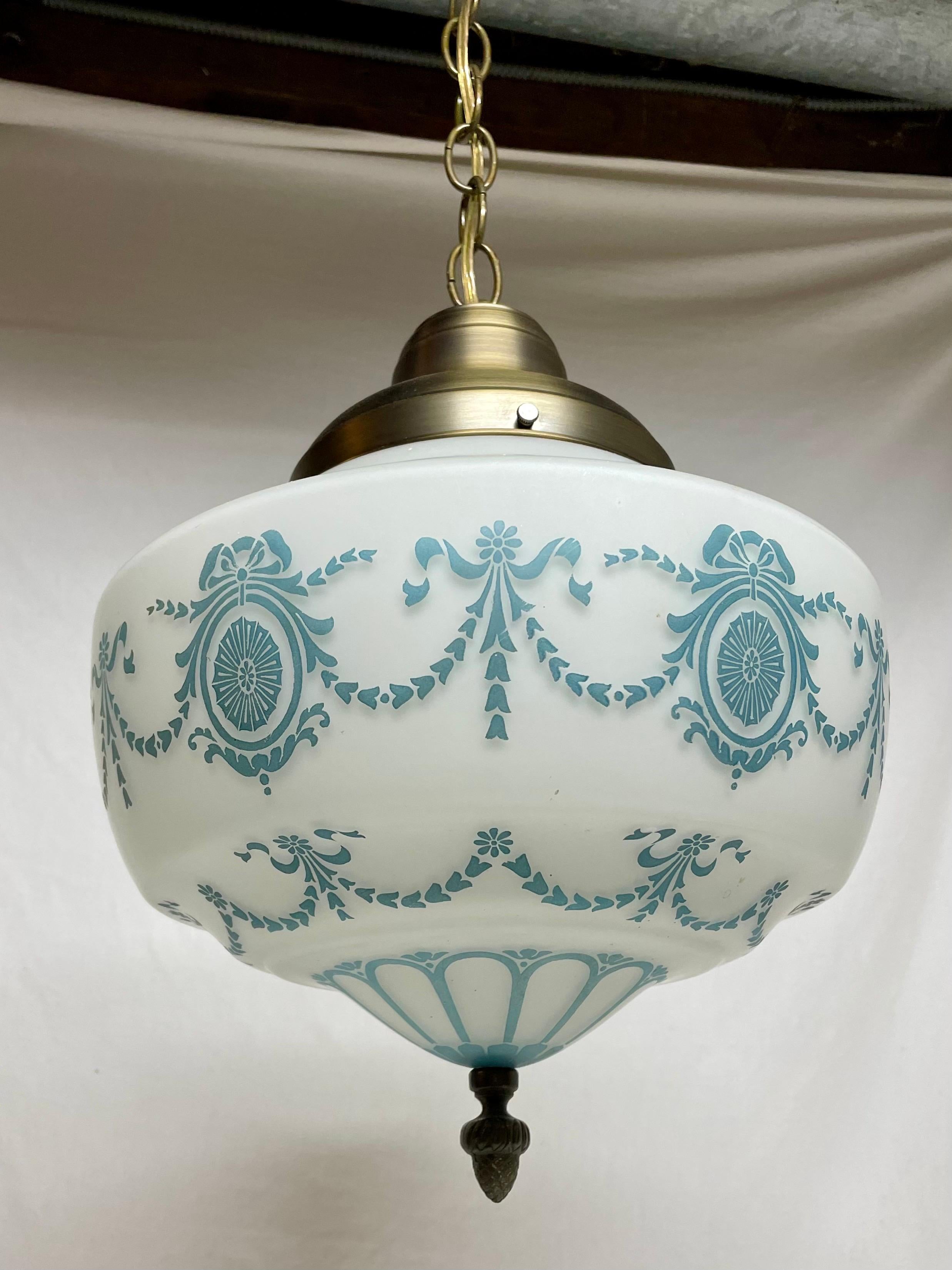Neoclassico Lampada a sospensione in ottone e vetro in stile neoclassico in vendita