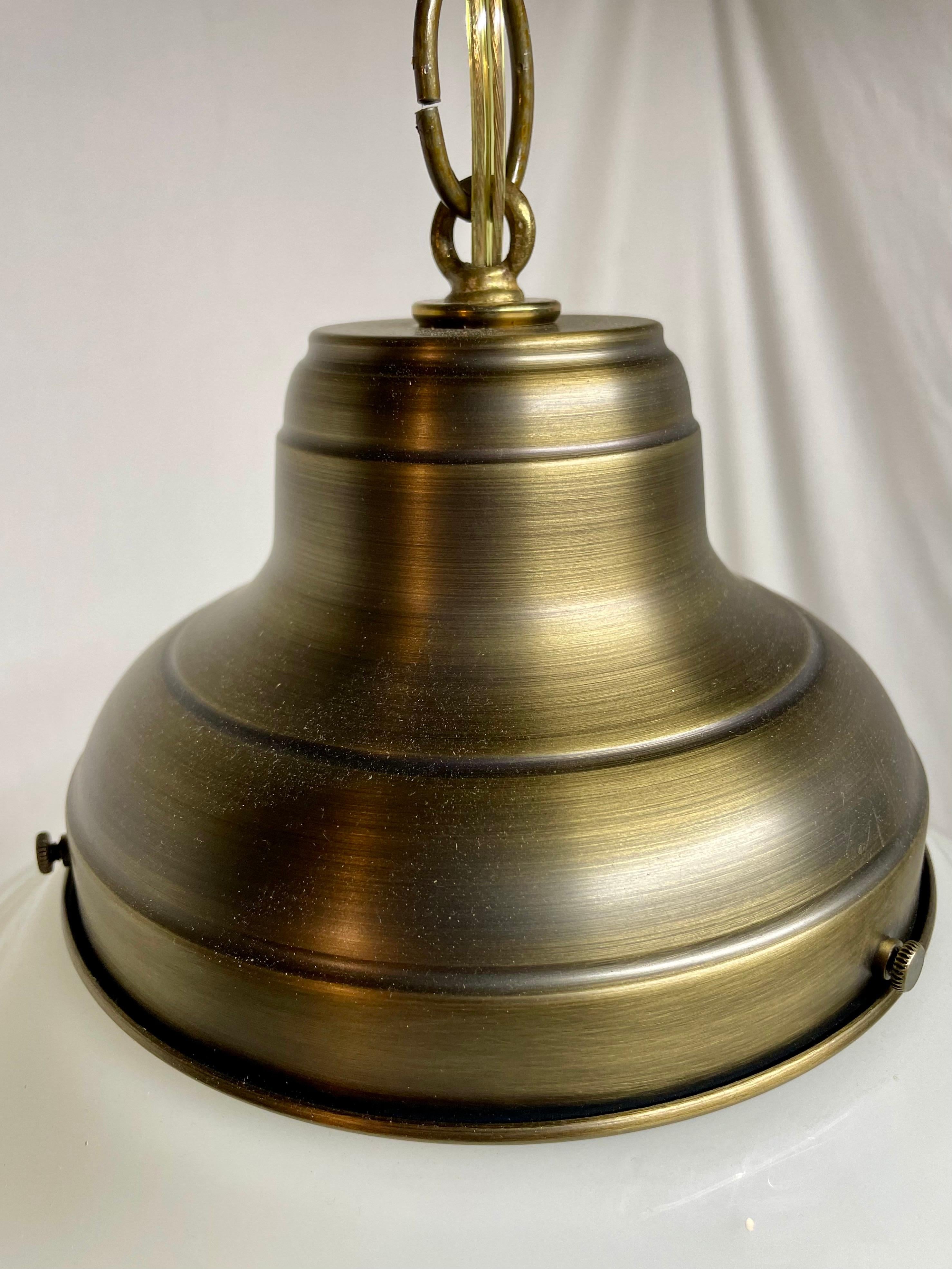Lampada a sospensione in ottone e vetro in stile neoclassico In condizioni buone in vendita a New York, NY