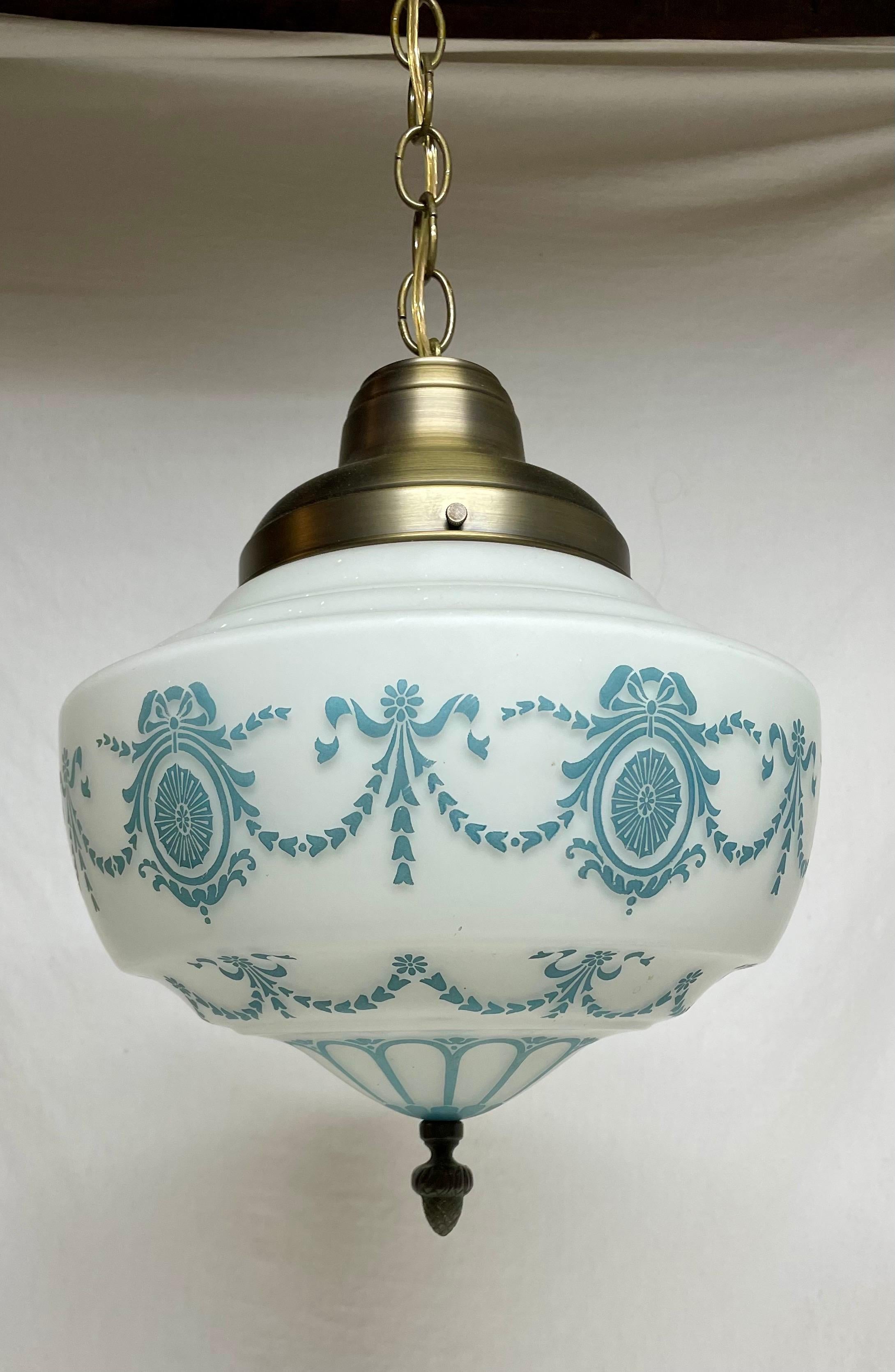 Lampada a sospensione in ottone e vetro in stile neoclassico in vendita 1