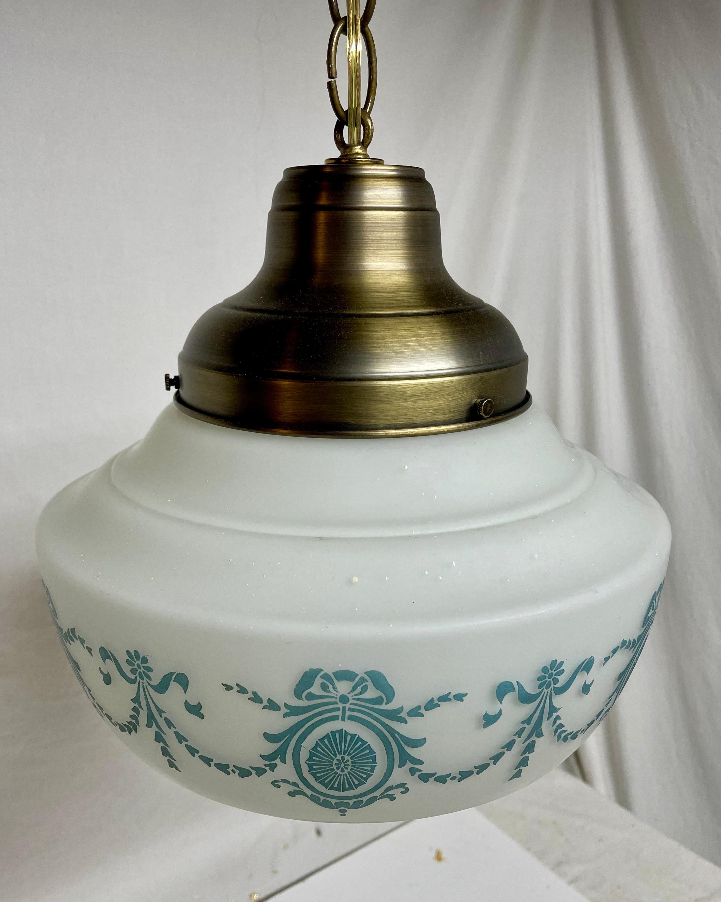 Lampada a sospensione in ottone e vetro in stile neoclassico in vendita 2