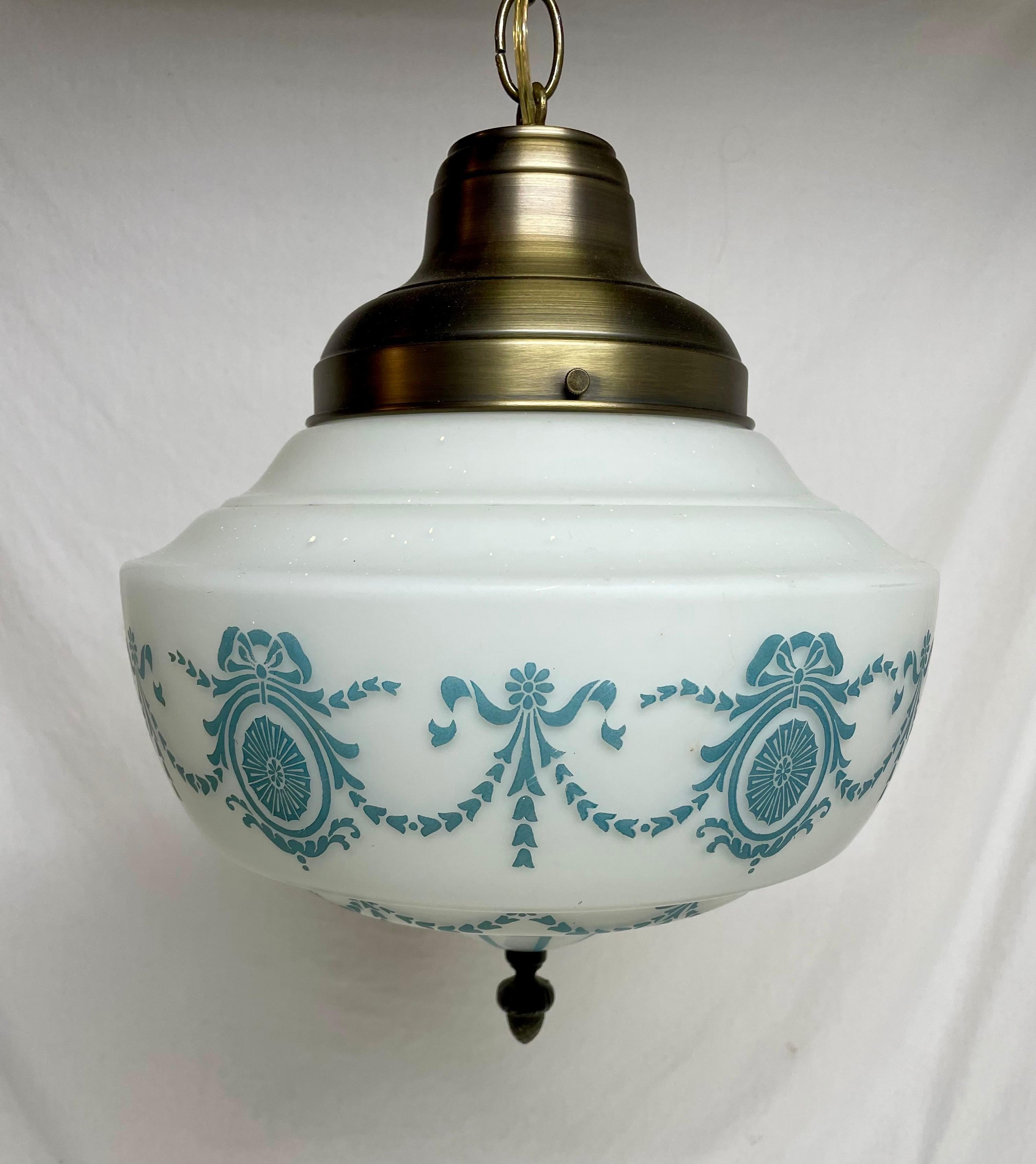 Lampada a sospensione in ottone e vetro in stile neoclassico in vendita 3