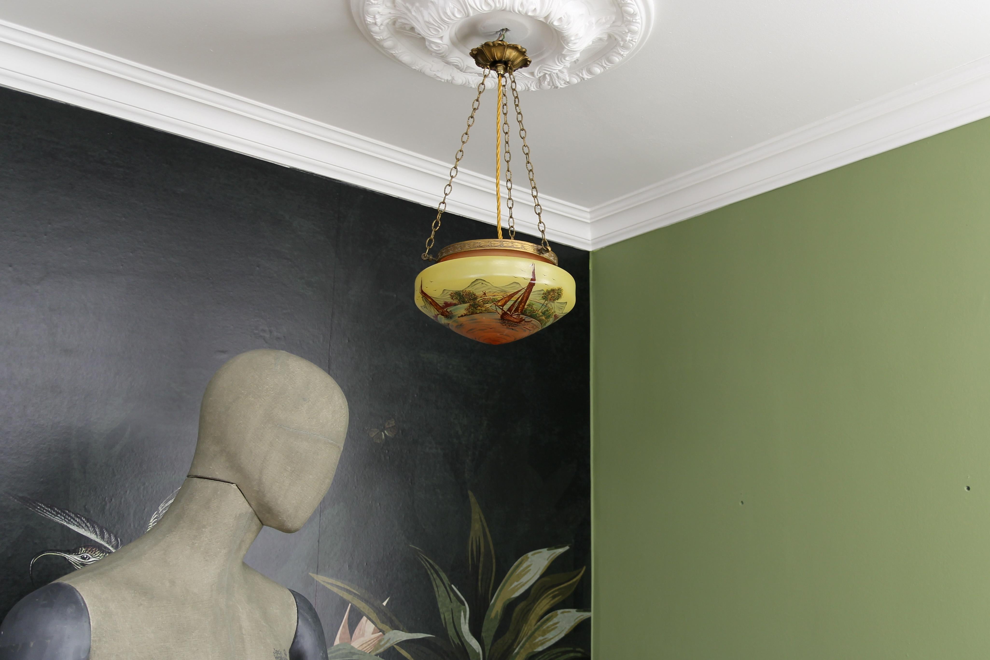 Lampe suspendue de style néoclassique en laiton et verre avec paysage peint à la main  en vente 3