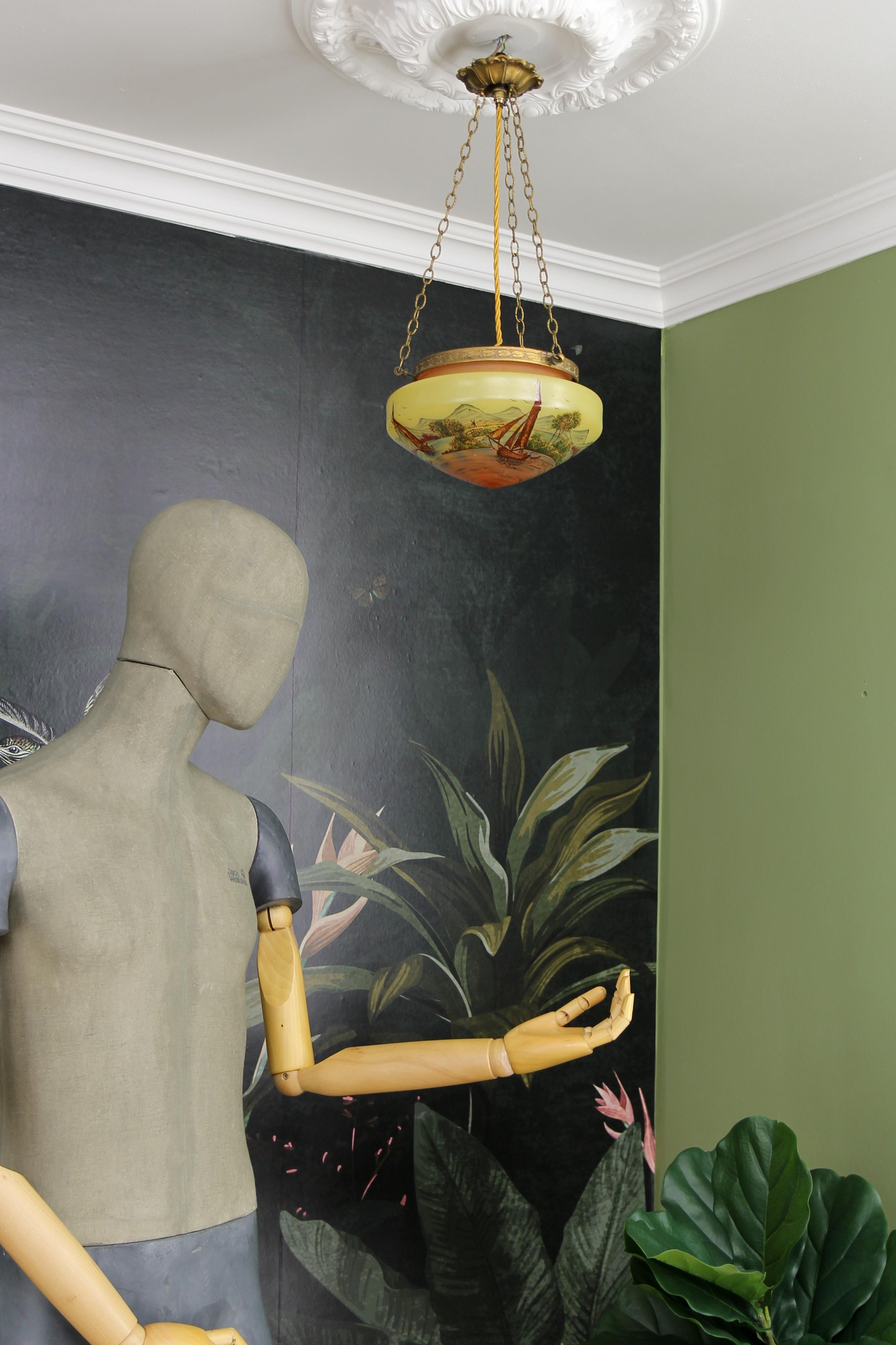 Lampe suspendue de style néoclassique en laiton et verre avec paysage peint à la main  en vente 5