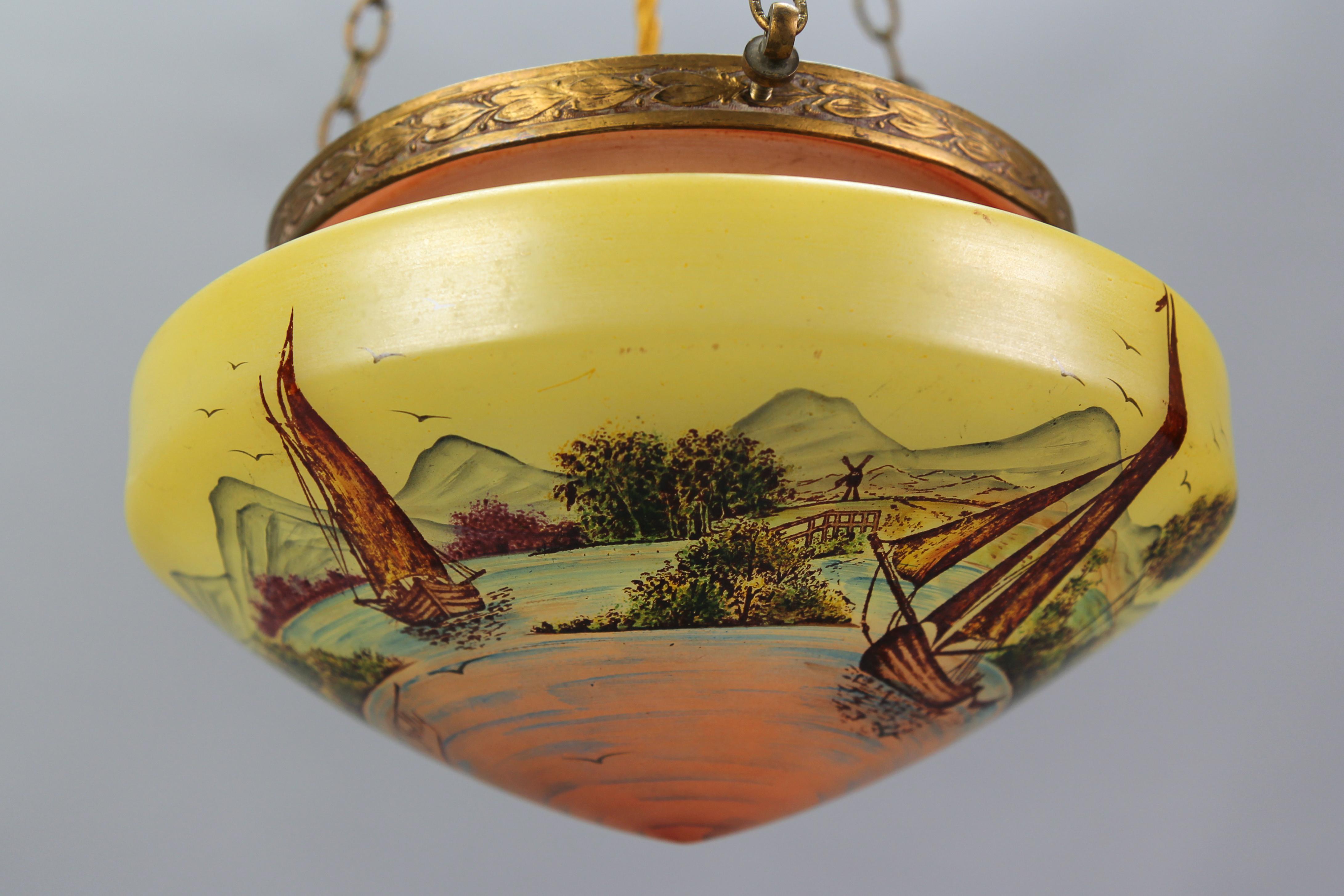 Français Lampe suspendue de style néoclassique en laiton et verre avec paysage peint à la main  en vente