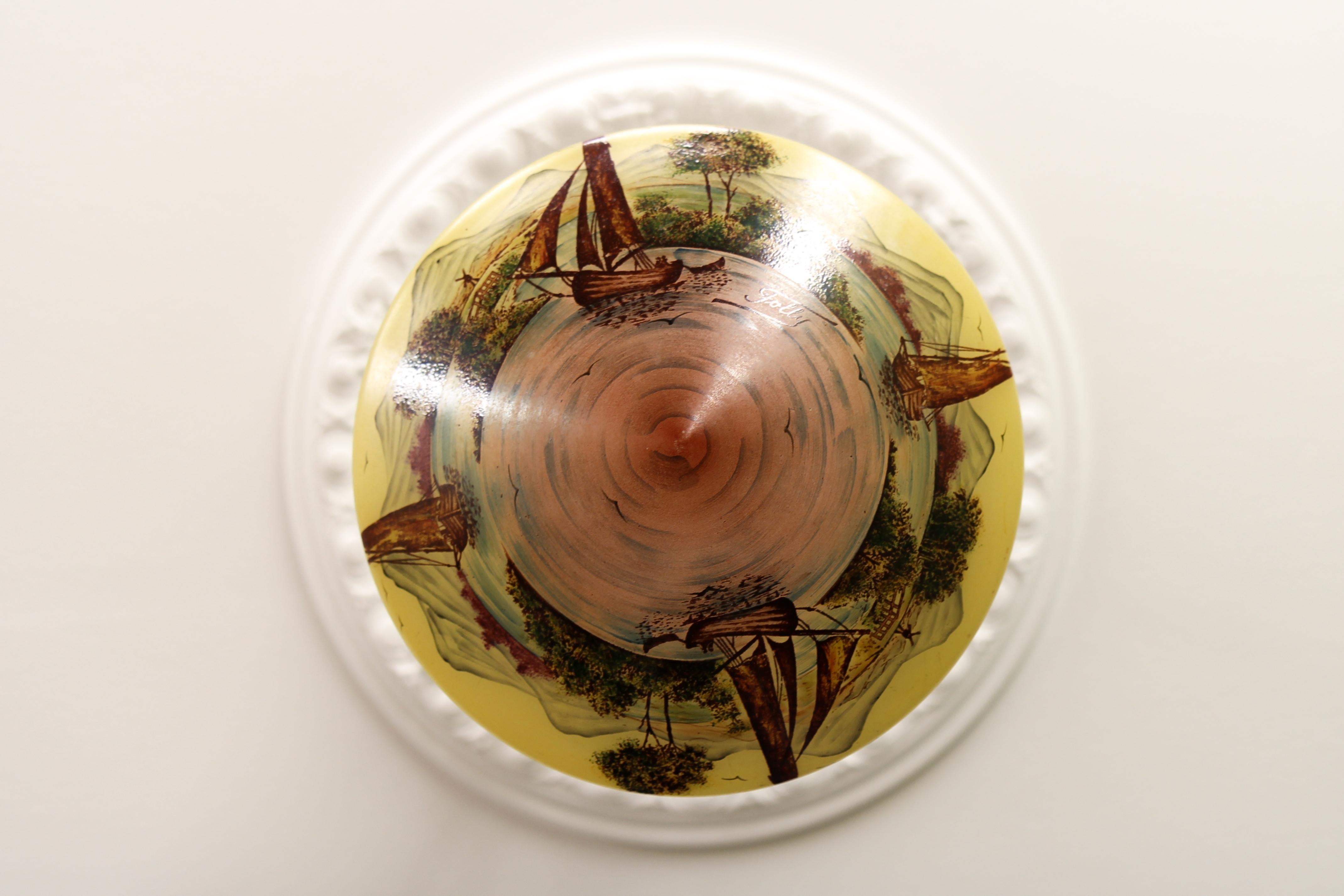 Lampe suspendue de style néoclassique en laiton et verre avec paysage peint à la main  Bon état - En vente à Barntrup, DE