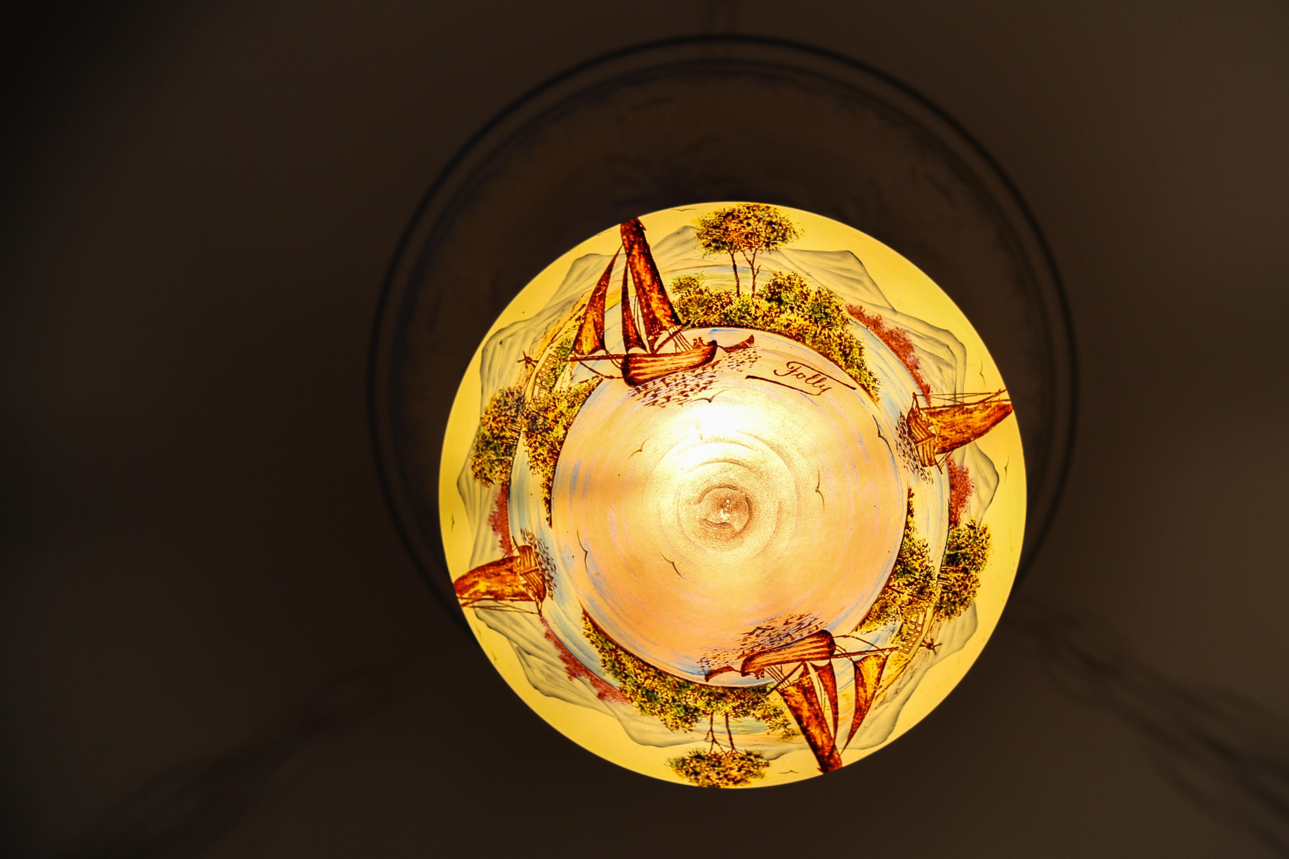 Début du 20ème siècle Lampe suspendue de style néoclassique en laiton et verre avec paysage peint à la main  en vente