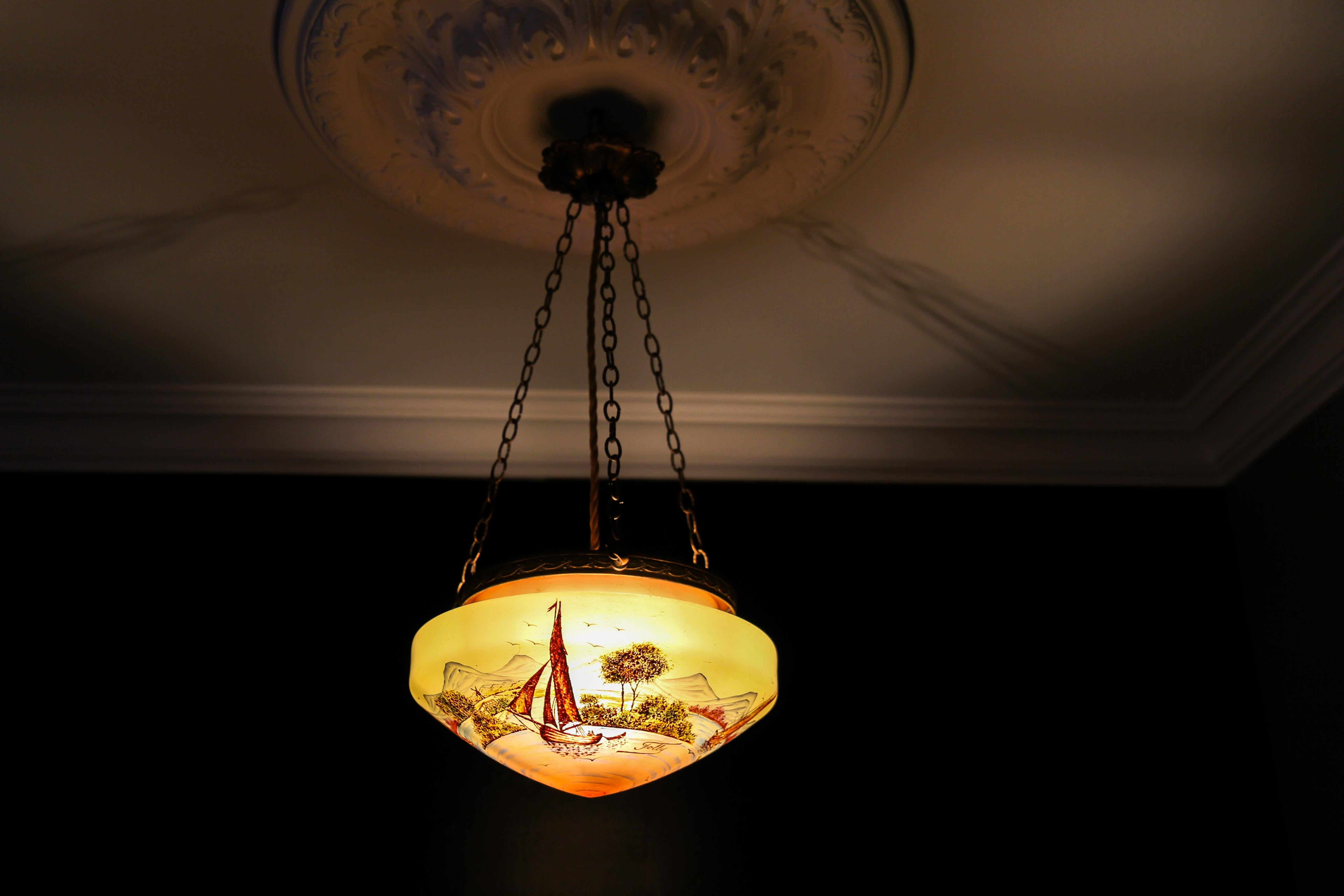 Laiton Lampe suspendue de style néoclassique en laiton et verre avec paysage peint à la main  en vente