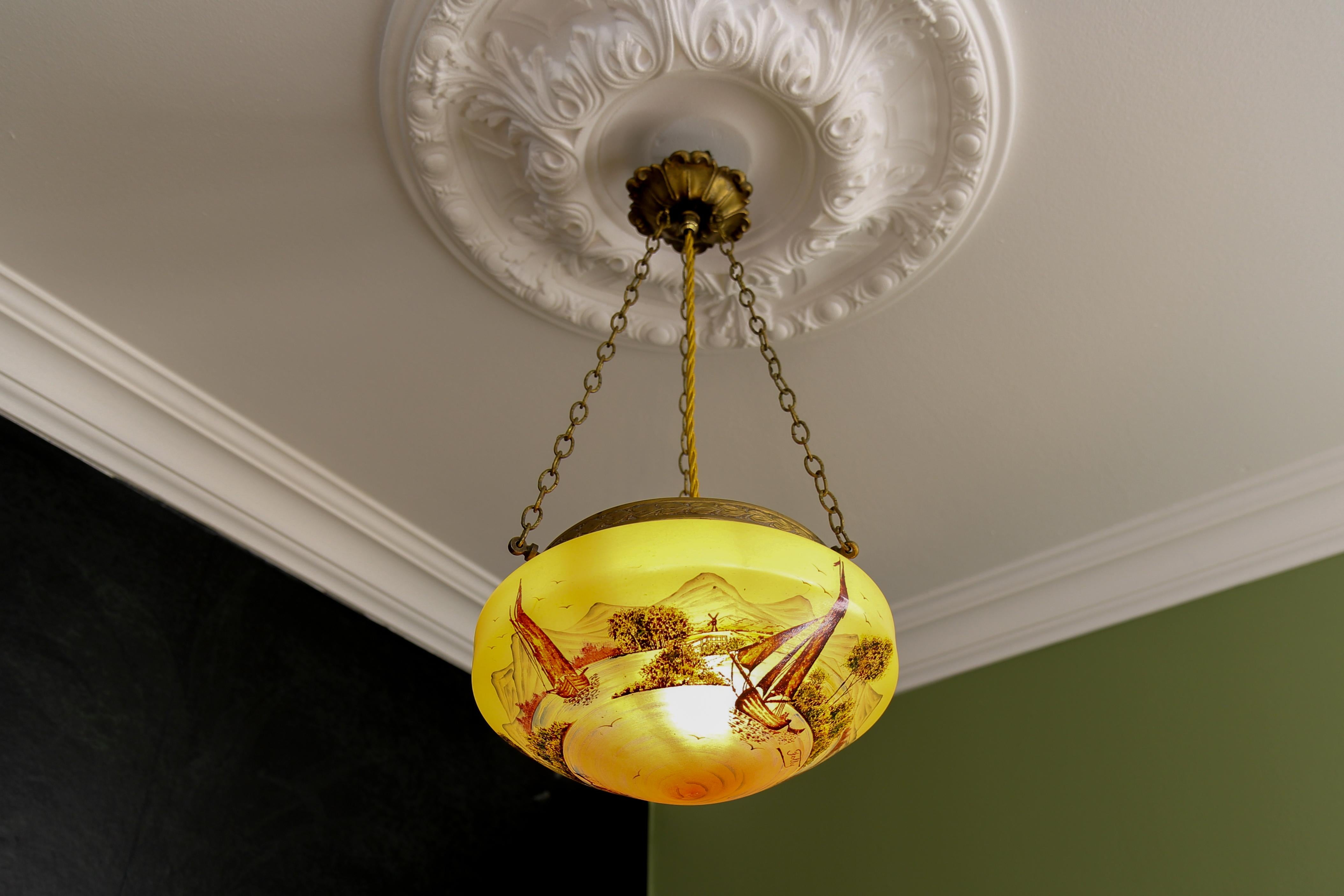 Lampe suspendue de style néoclassique en laiton et verre avec paysage peint à la main  en vente 1