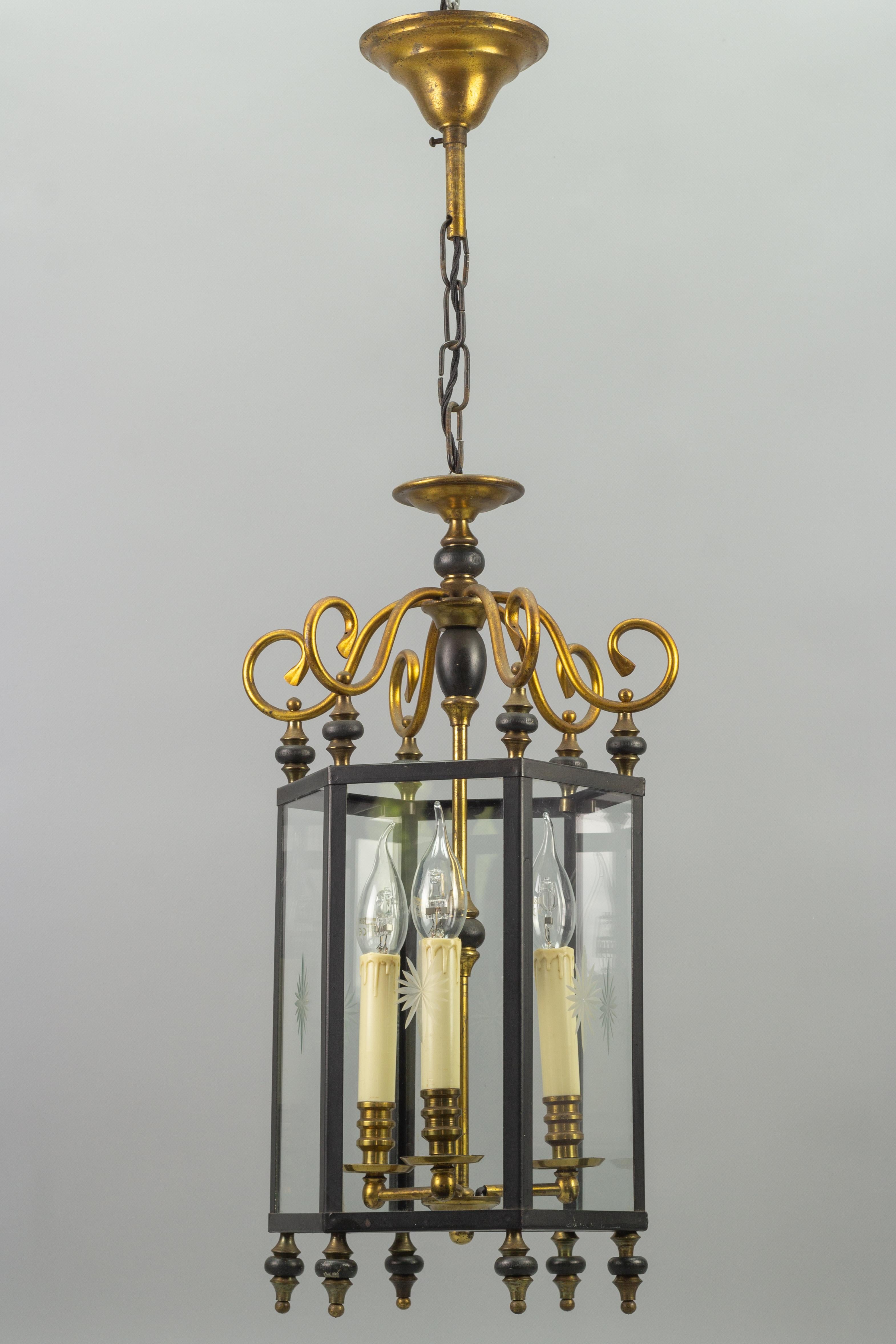 Beautiful French mid-20th century neoclassical style three-light interior hanging lantern with six glass panels. Each of the six glass panels has a cut starburst decor.
Tree sockets for E14 size light bulbs.
Dimensions: height: 83 cm / 32.67 in;
