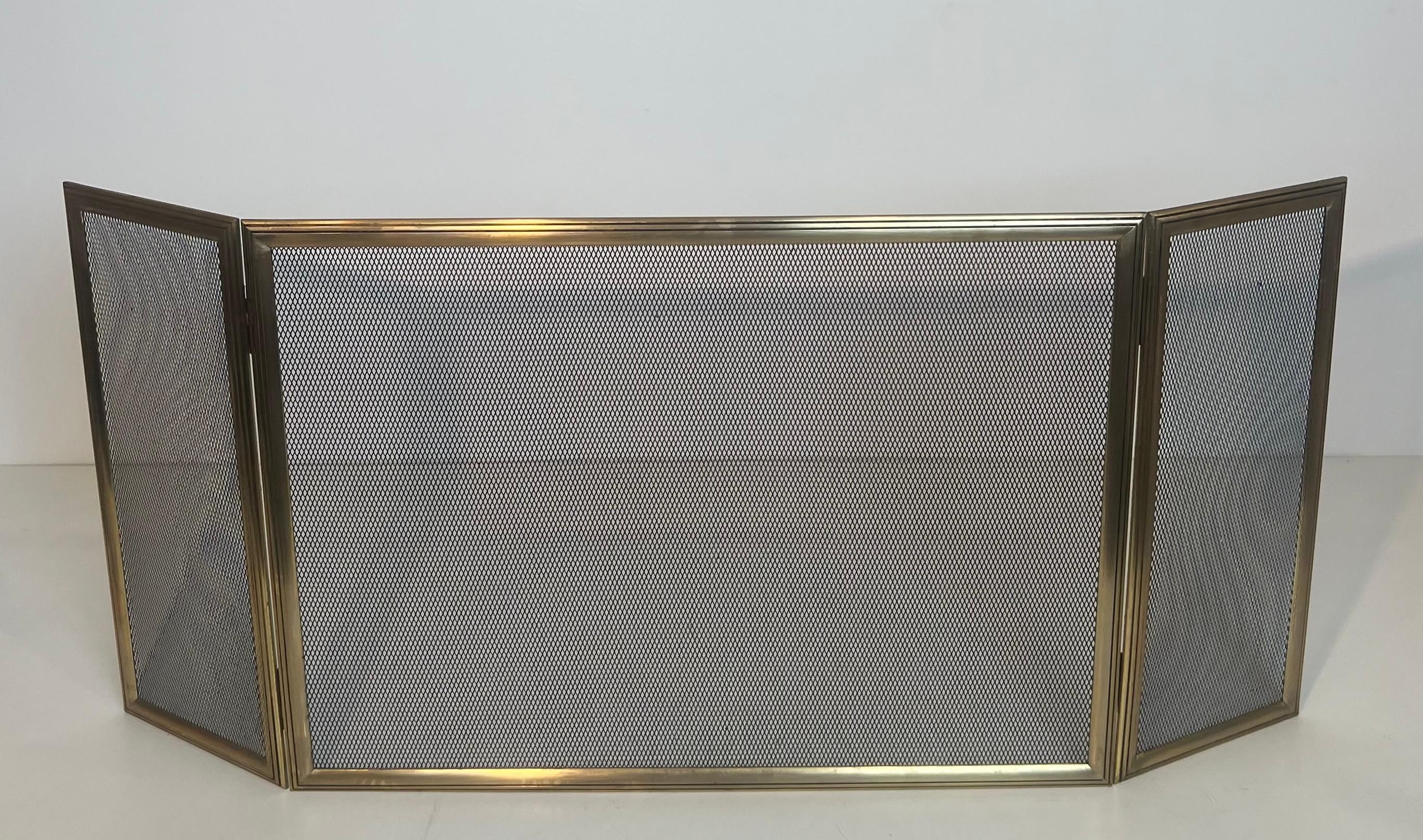 This nice neoclassical style 3 panels fireplace screen is made of brass and grilling. This is a French work. Circa 1970
