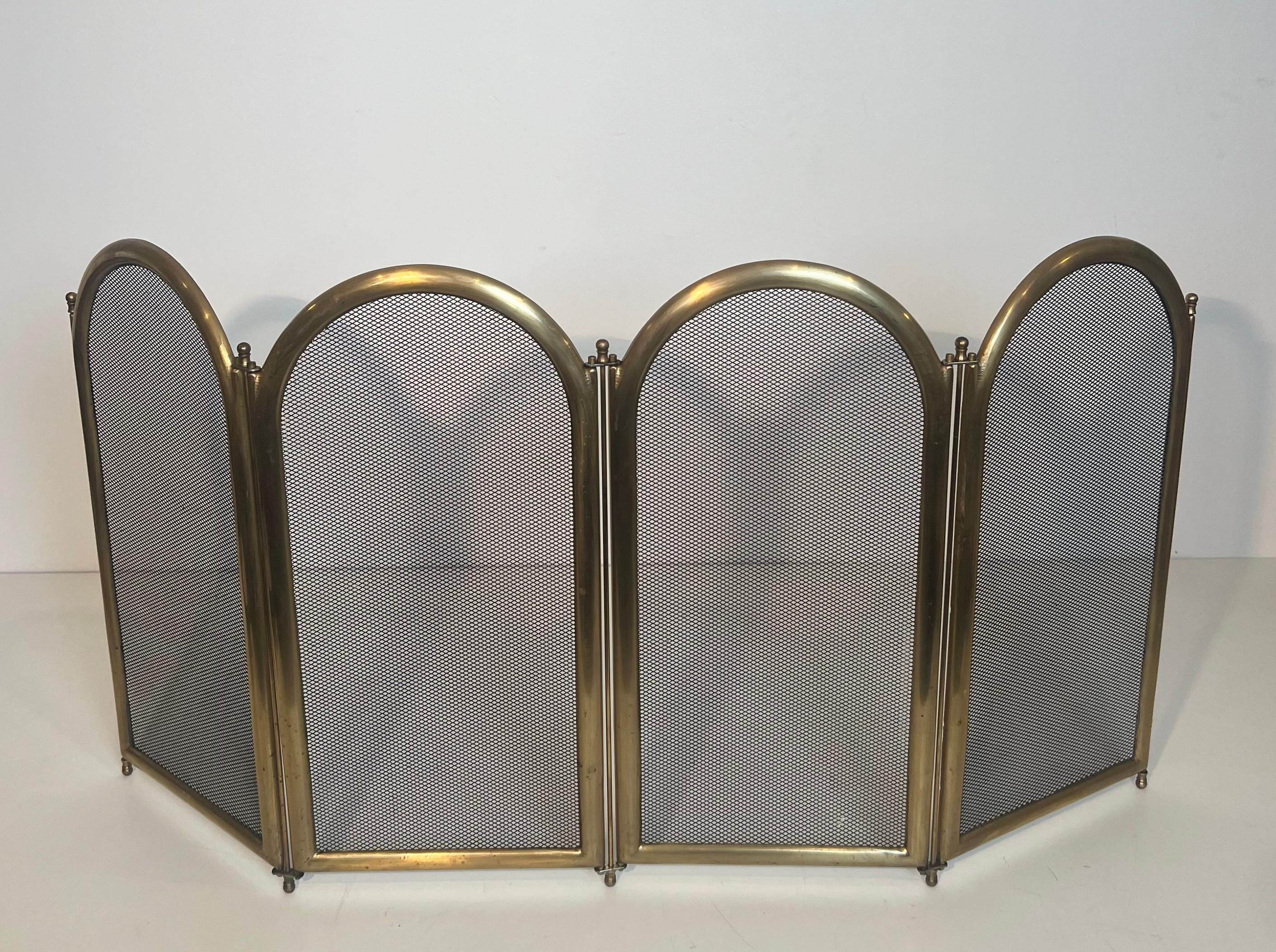 Questo paravento per camino a 4 pannelli in stile neoclassico è realizzato in ottone e griglia. Questa è un'opera francese. Circa 1970