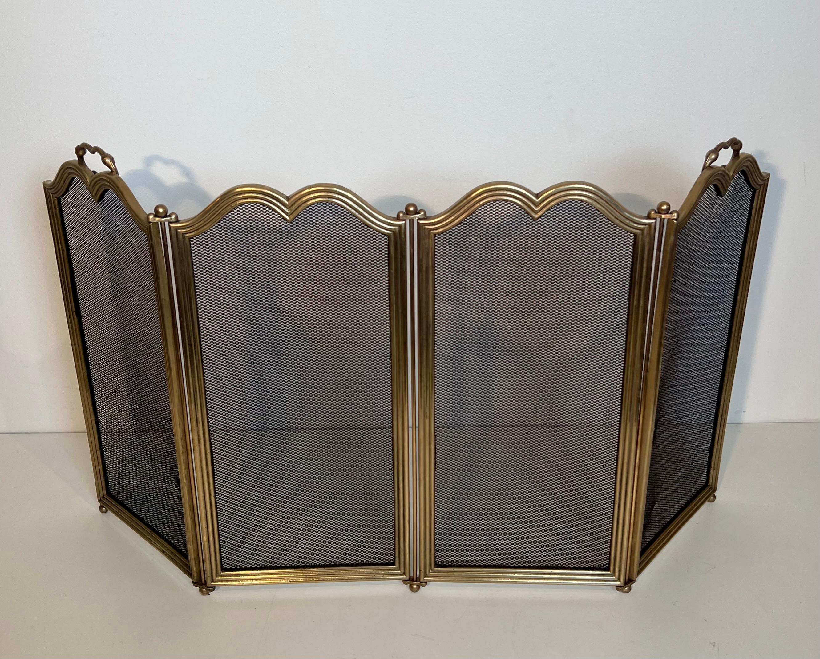 Questo grazioso paravento per caminetto a 4 pannelli in stile neoclassico è realizzato con  ottone e grigliate. Questa è un'opera francese. Circa 1970