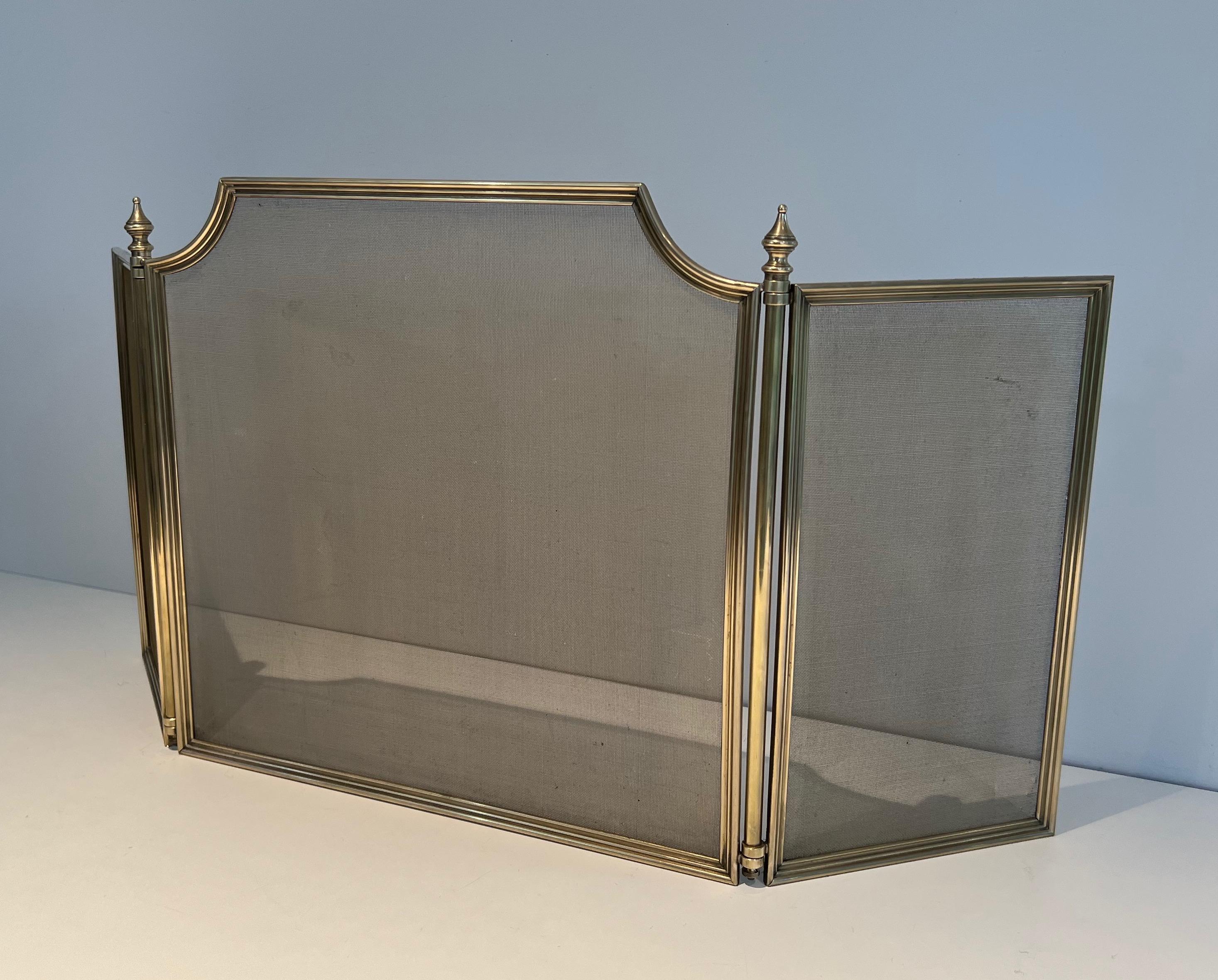 Thisg 3 panels neoclassical style fireplace screen is made of brass and grilling. This is a French work. Circa 1940.