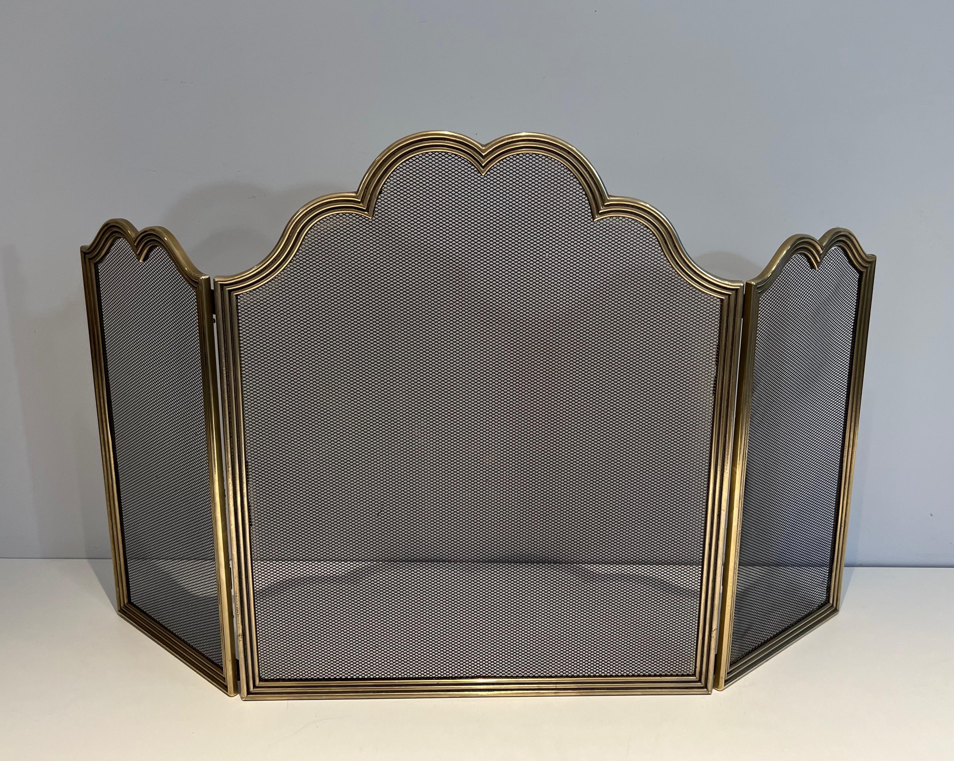 This neoclassical style 3 panels fireplace screen is made of brass and grilling. This is a very nice maodel with a unusual shape. This is a French work. Circa 1970