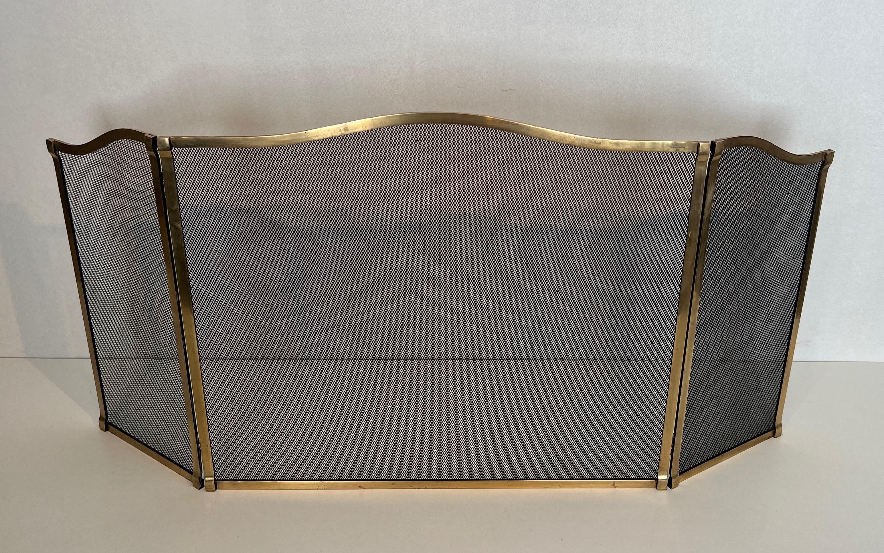This neoclassical style fireplace screen is made of brass and grilling. The fireguards is made of 3 panels so the wtotal width can be adjusted. This is a French work. Circa 1970