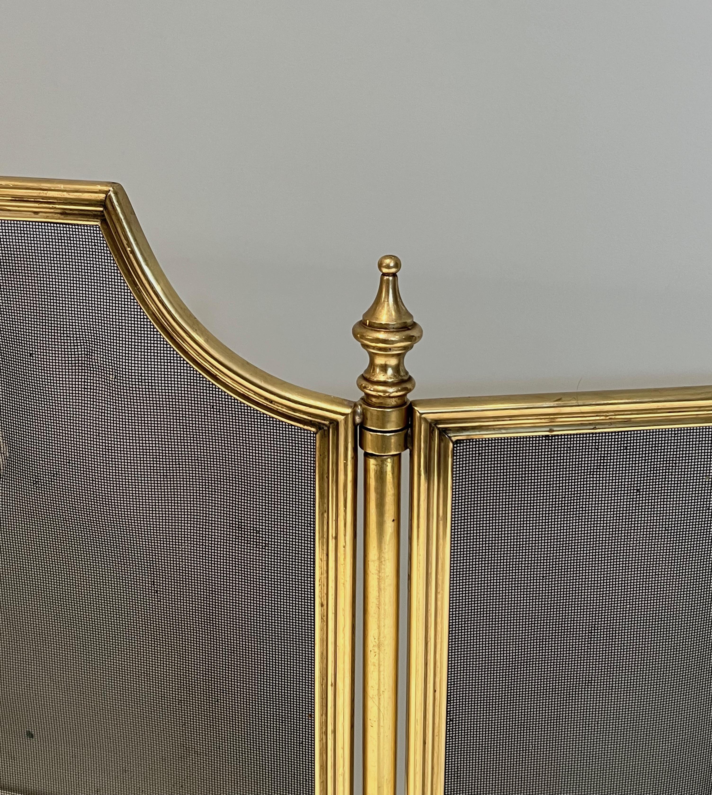 This neoclassical style 3 panels fireplace screen is made of brass and grilling. This is a French work. Circa 1970