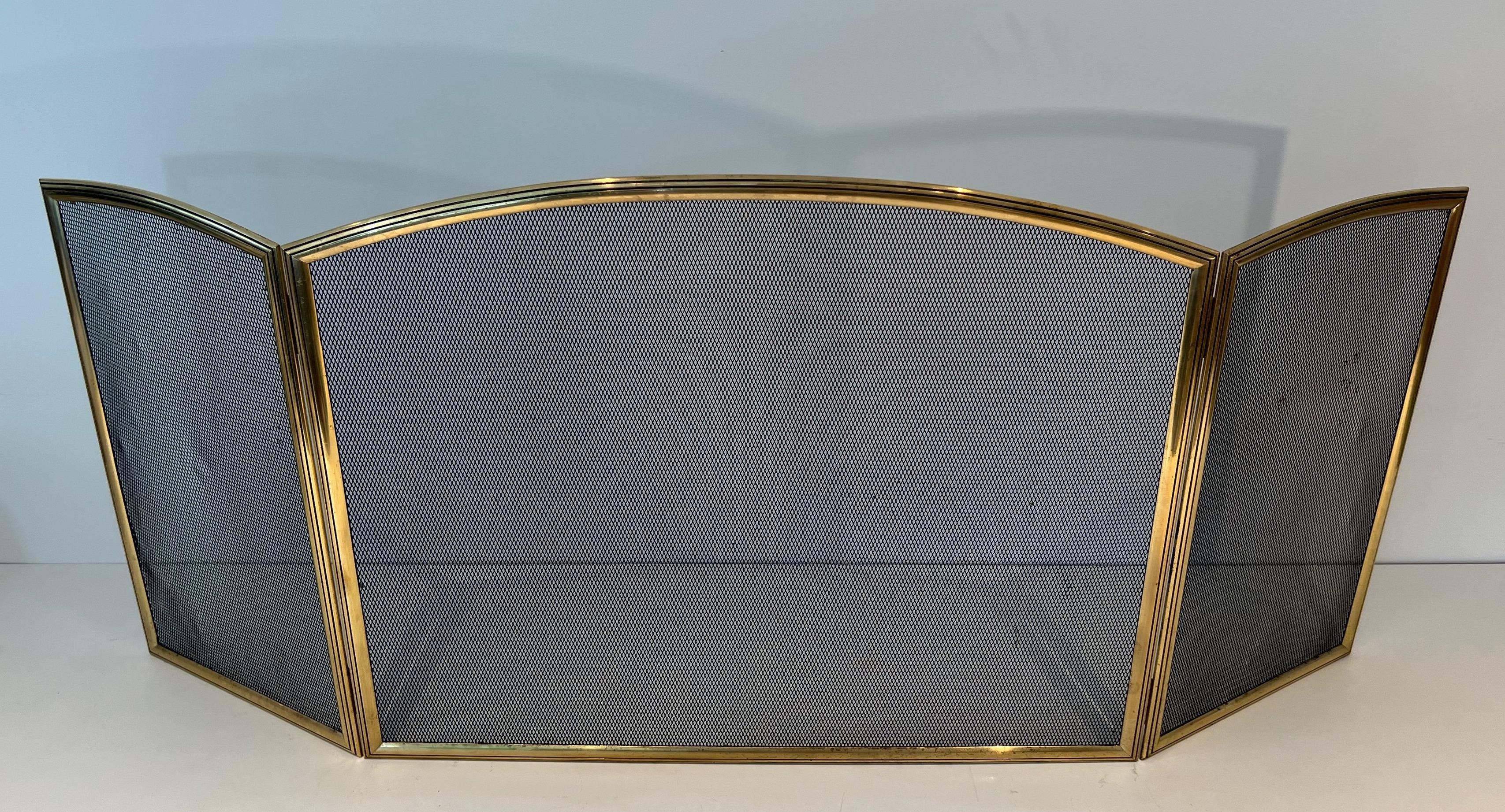This neoclassical style 3 panels fireplace screen is made of brass and grilling. This is a French work. Circa 1970