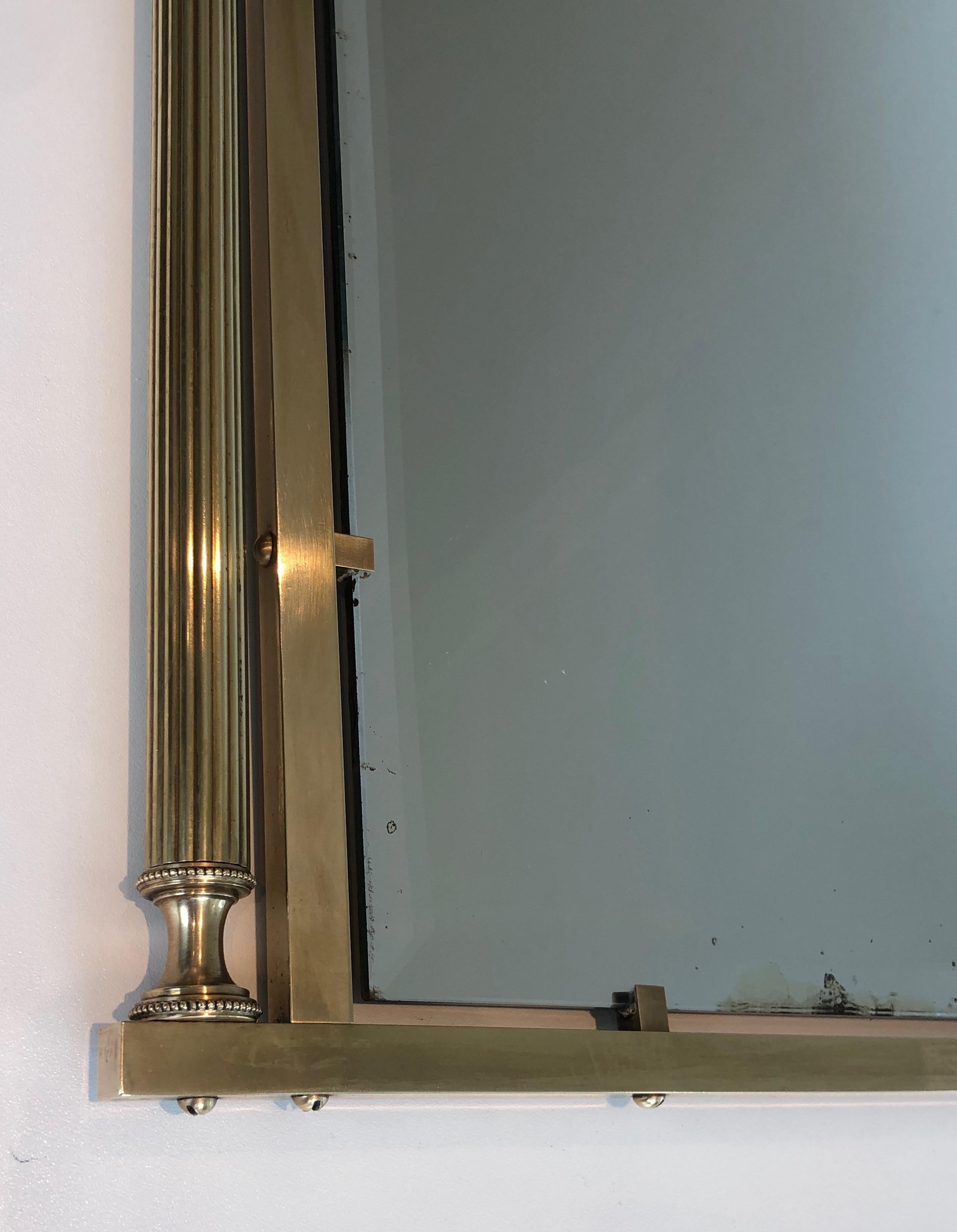 Spiegel im neoklassischen Stil aus Messing und lackiertem Metall mit Kelch und Swan-Hälsen. im Angebot 7