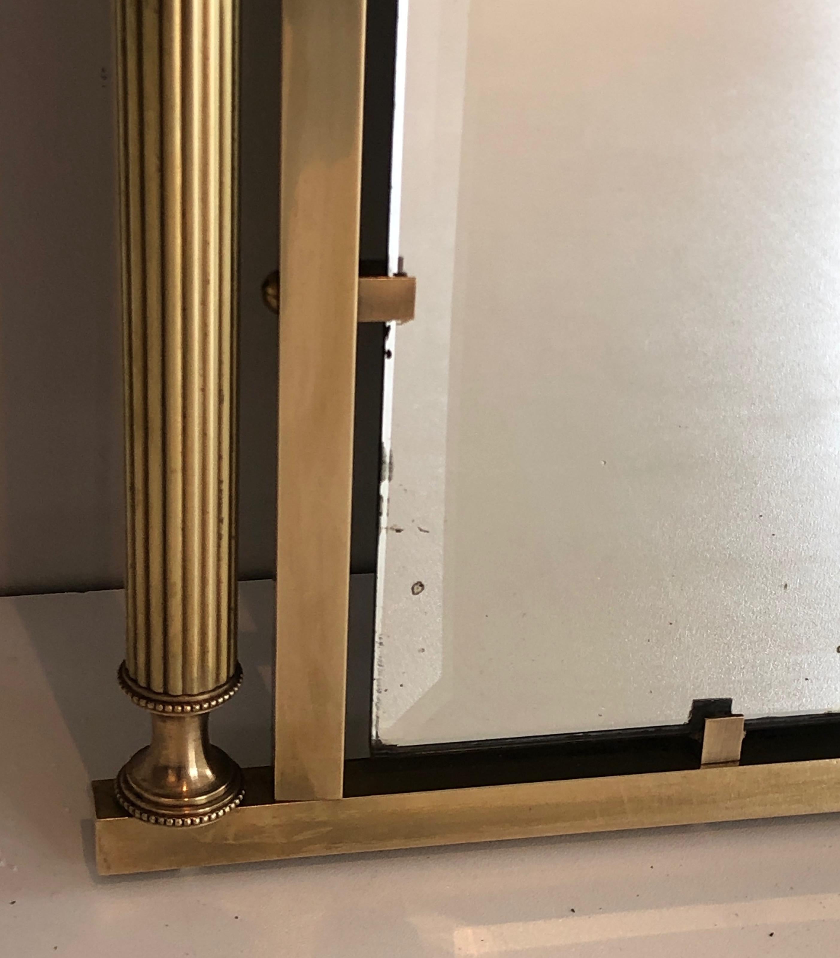 Spiegel im neoklassischen Stil aus Messing und lackiertem Metall mit Kelch und Swan-Hälsen. im Zustand „Gut“ im Angebot in Marcq-en-Barœul, Hauts-de-France