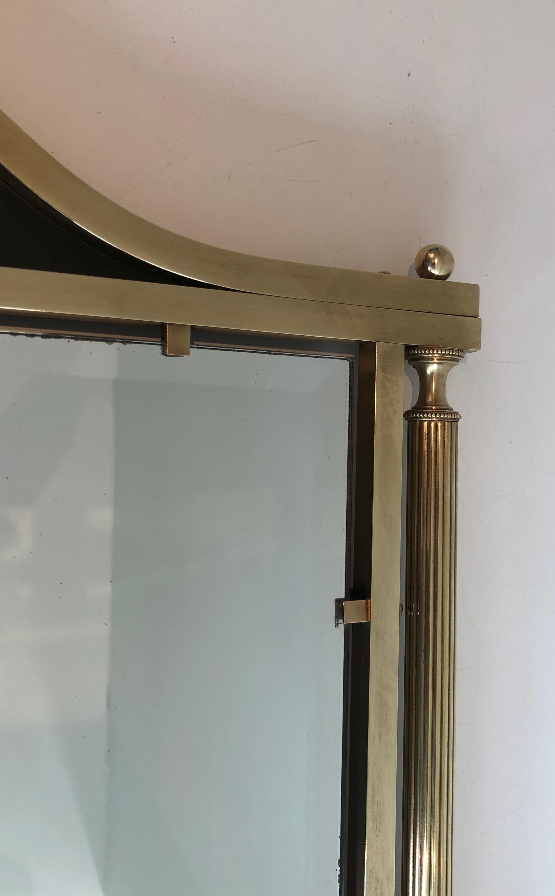 Spiegel im neoklassischen Stil aus Messing und lackiertem Metall mit Kelch und Swan-Hälsen. im Angebot 1