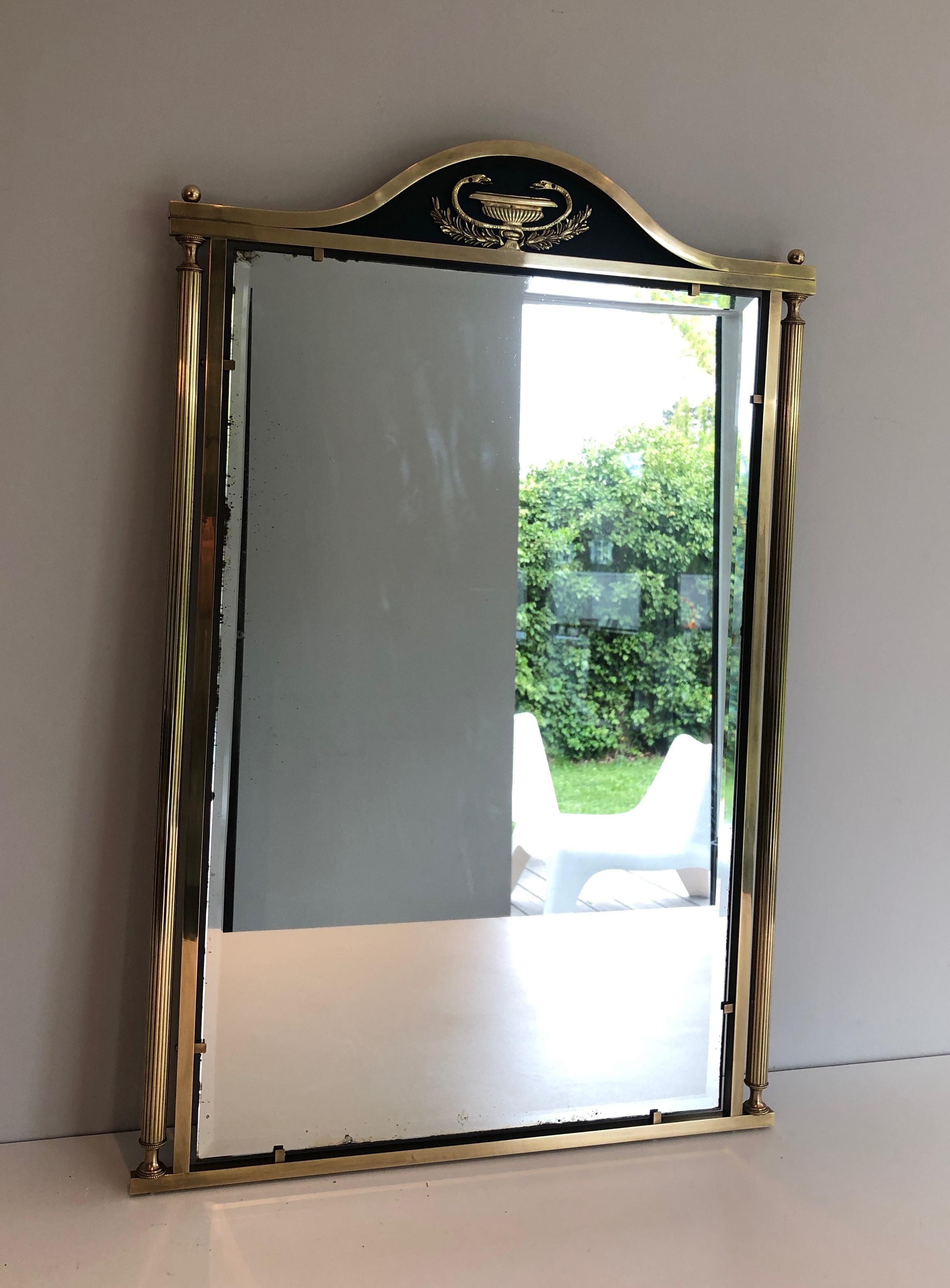 Spiegel im neoklassischen Stil aus Messing und lackiertem Metall mit Kelch und Swan-Hälsen. im Angebot 2