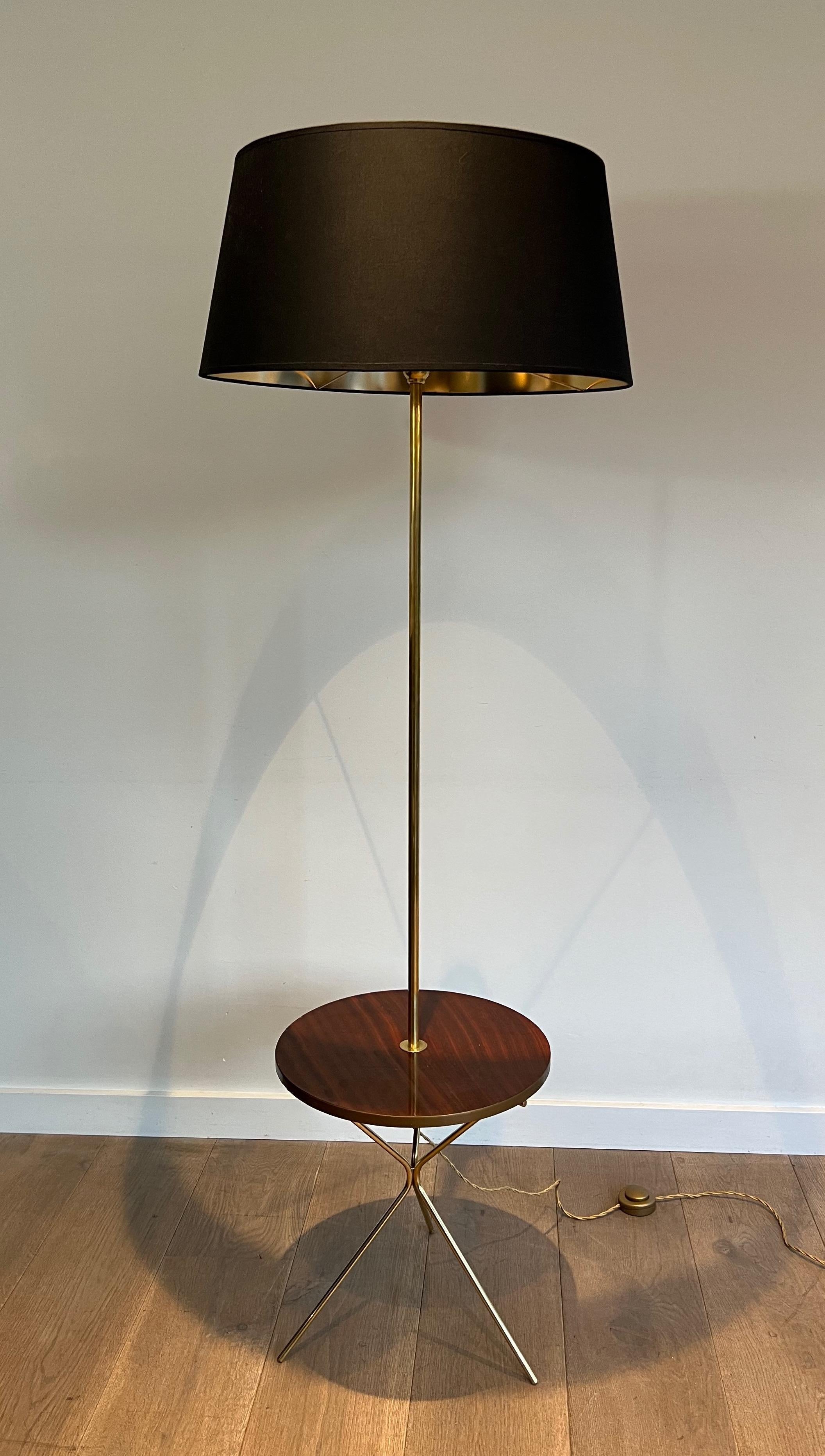 Neoclassical Style Brass and Wood Floor Lamp in the Style of Maison Jansen In Good Condition For Sale In Marcq-en-Barœul, Hauts-de-France