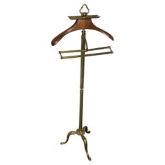 Valet de latón y madera de estilo neoclásico. Obra francesa. Alrededor de 1940