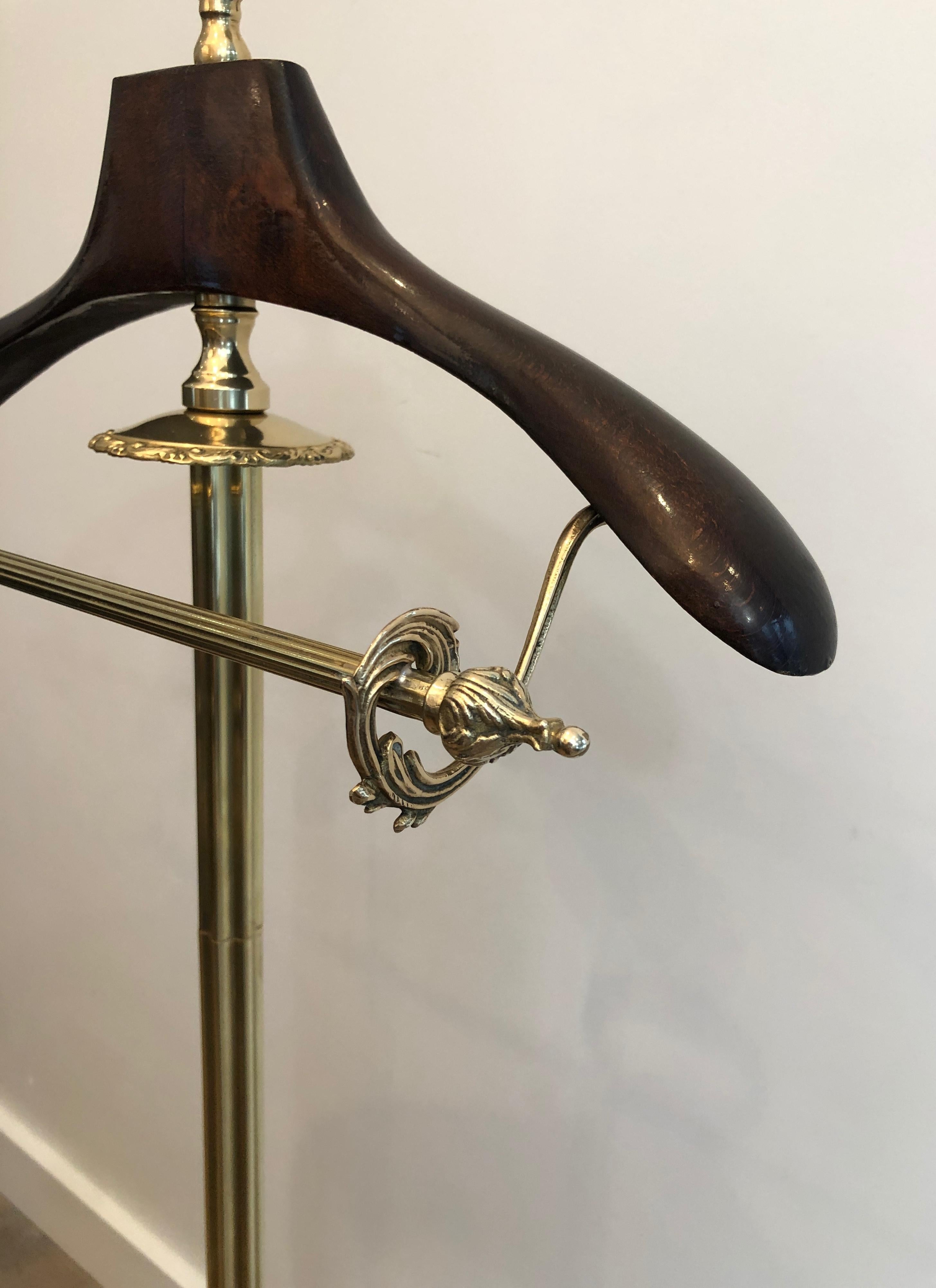 Valet in stile neoclassico in ottone e legno con rotelle in vendita 3