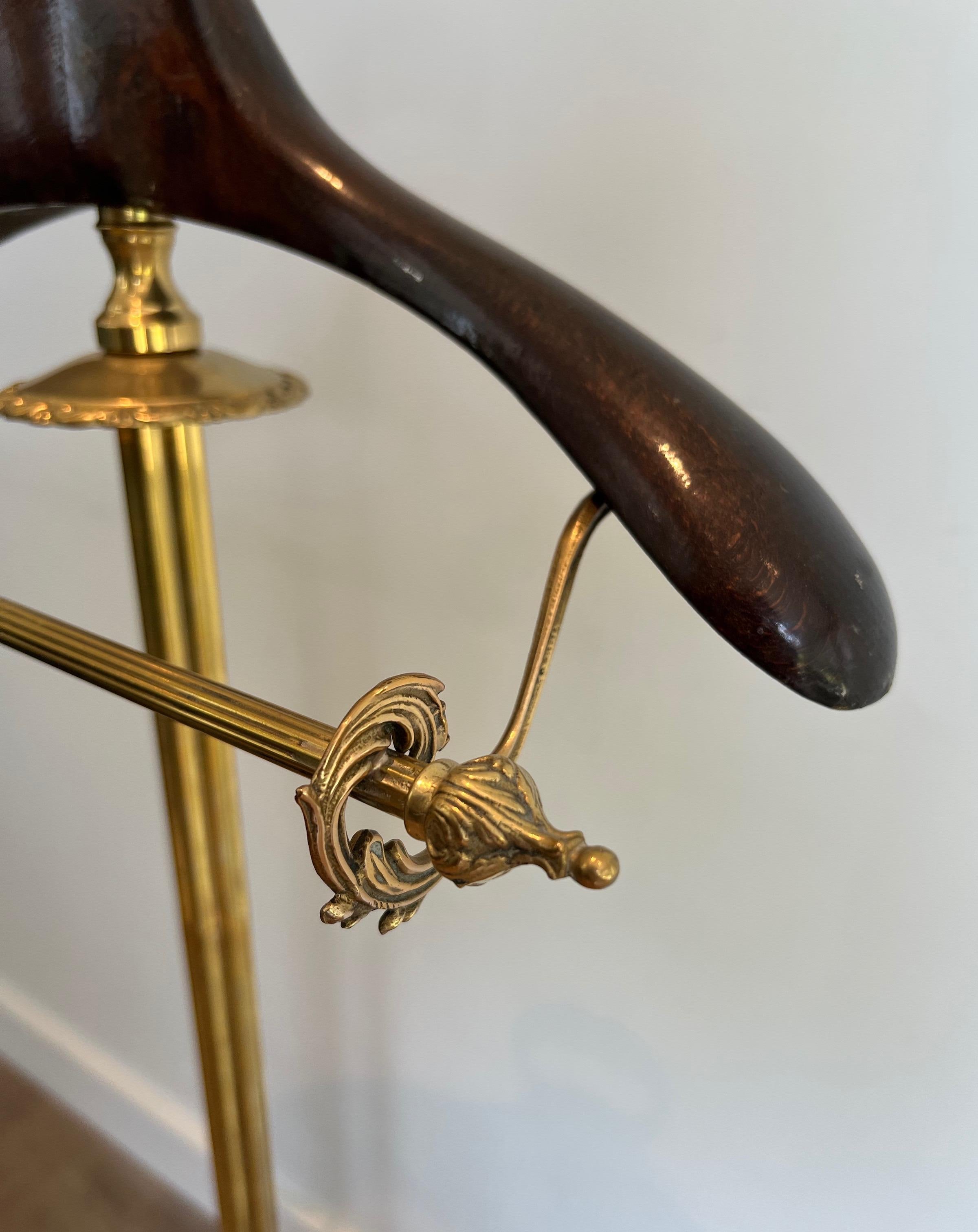 Valet in stile neoclassico in ottone e legno con rotelle in vendita 4