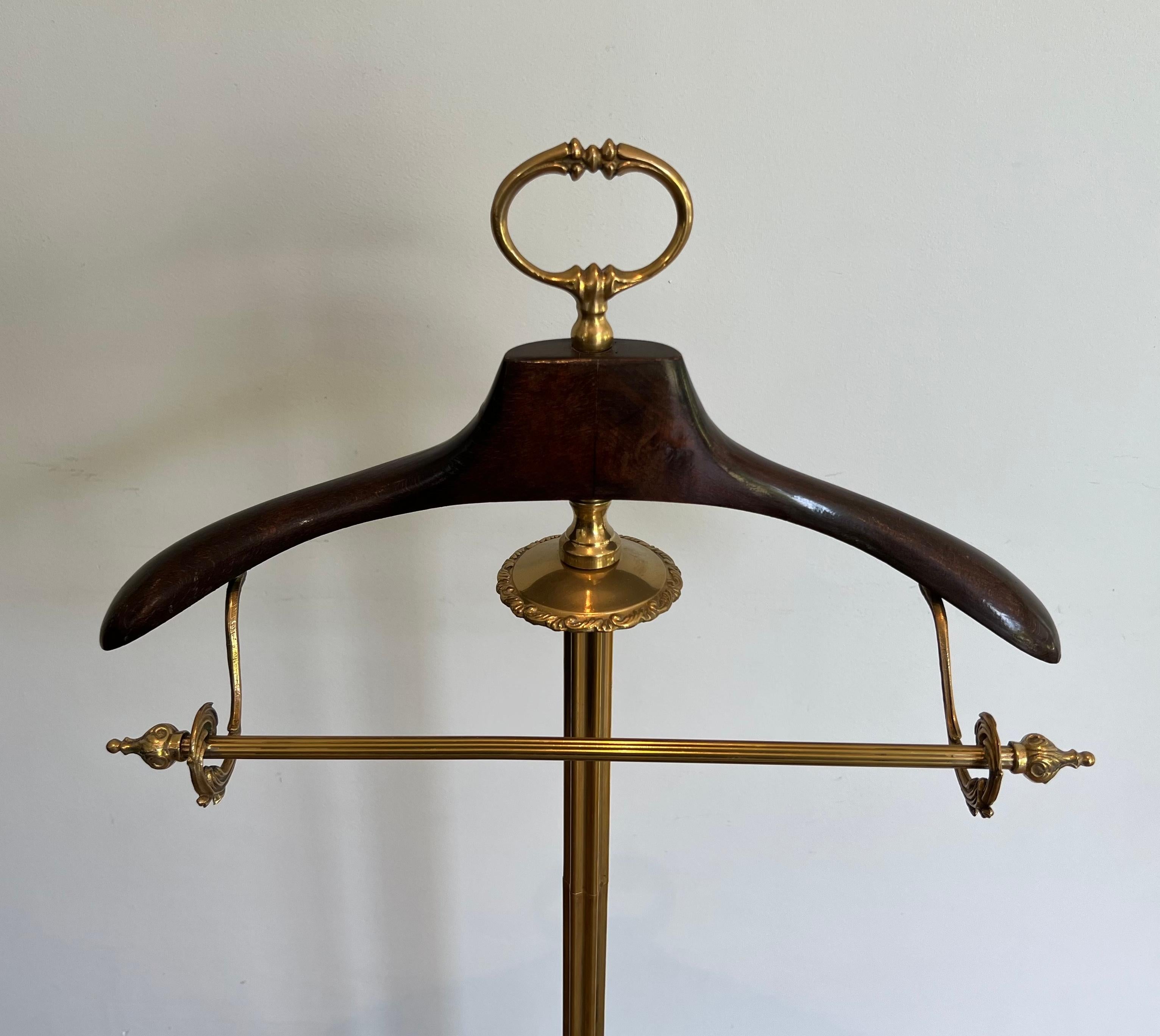 Valet in stile neoclassico in ottone e legno con rotelle in vendita 7