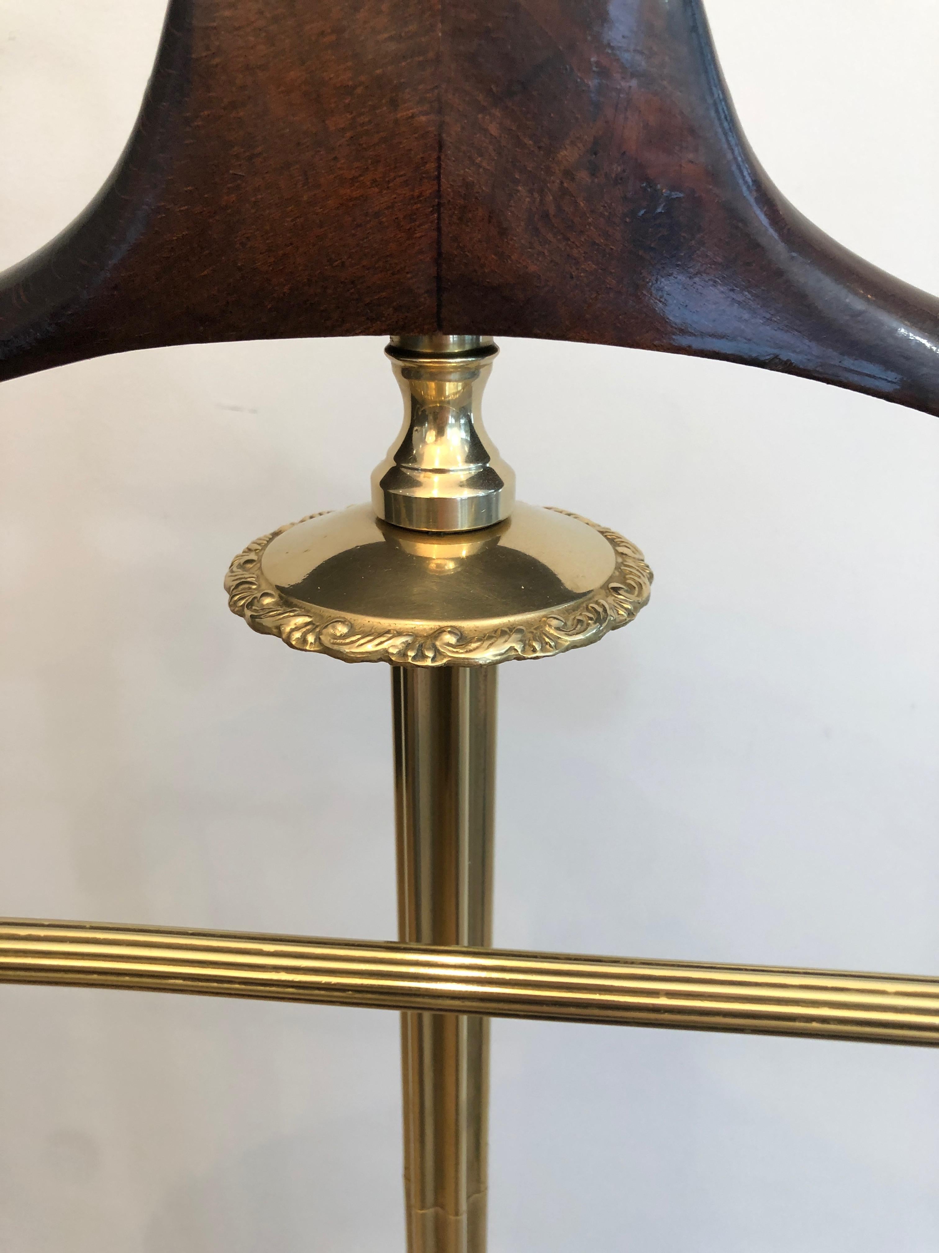 Valet in stile neoclassico in ottone e legno con rotelle in vendita 9