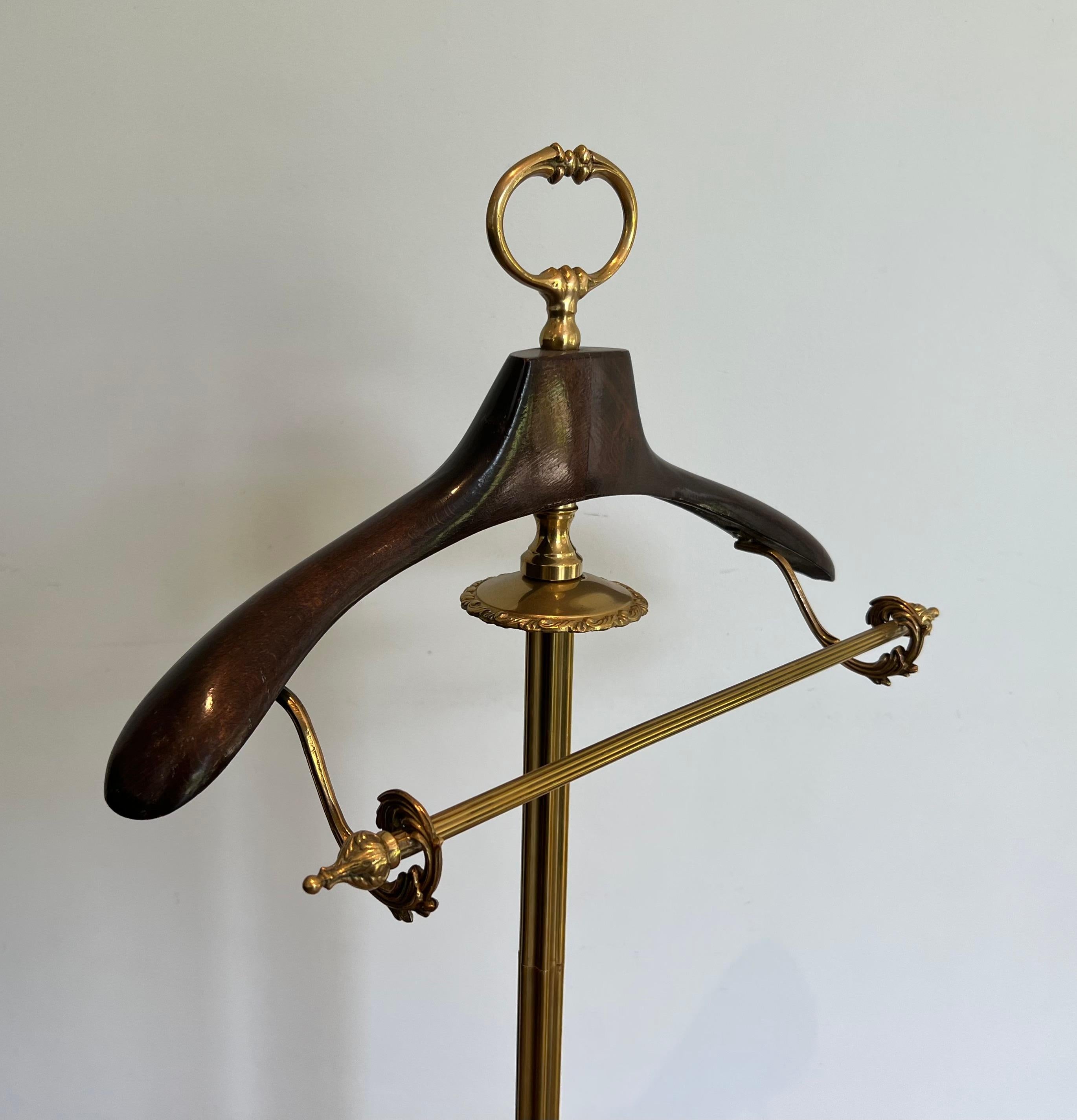 Metà XX secolo Valet in stile neoclassico in ottone e legno con rotelle in vendita