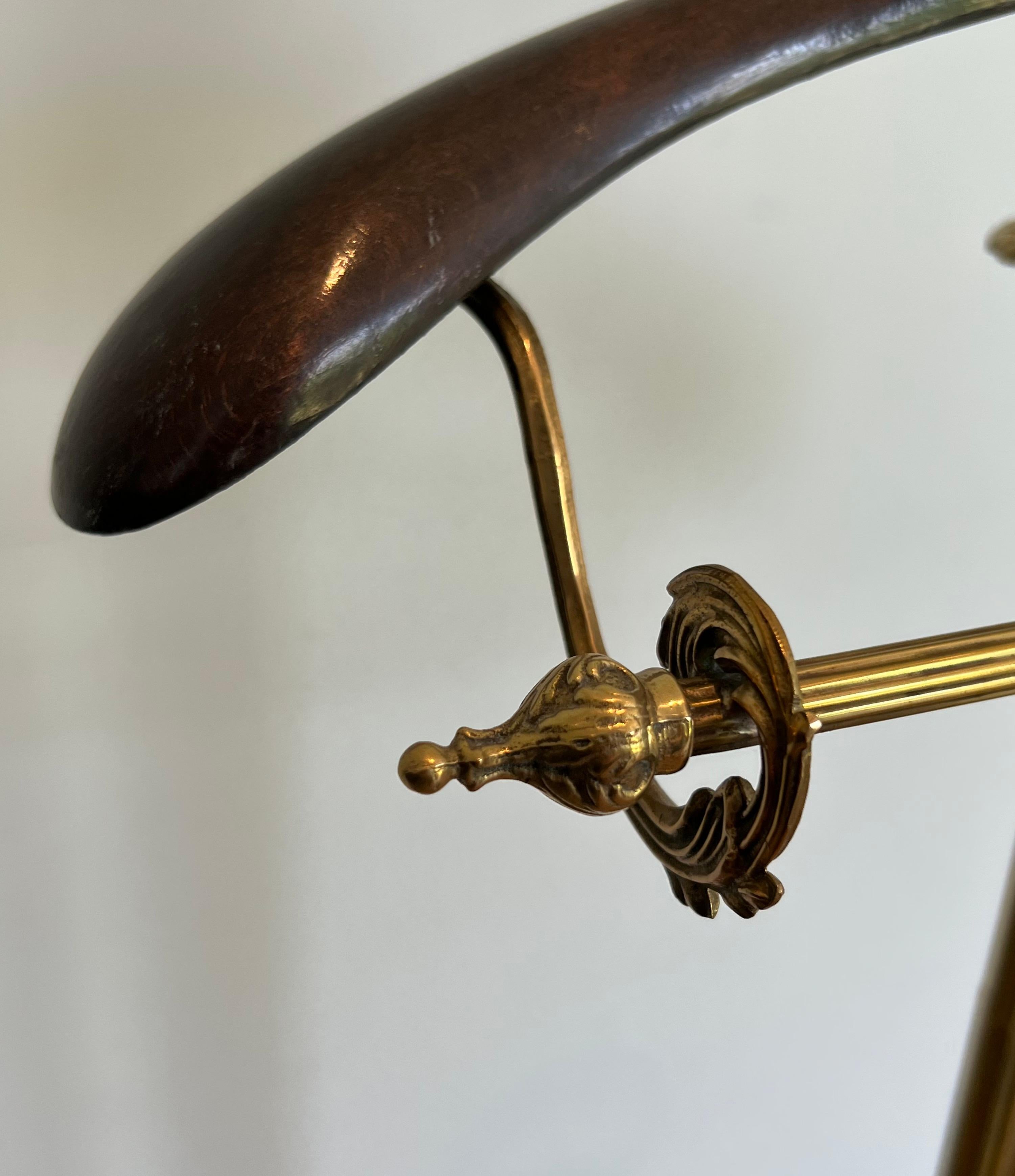 Ottone Valet in stile neoclassico in ottone e legno con rotelle in vendita