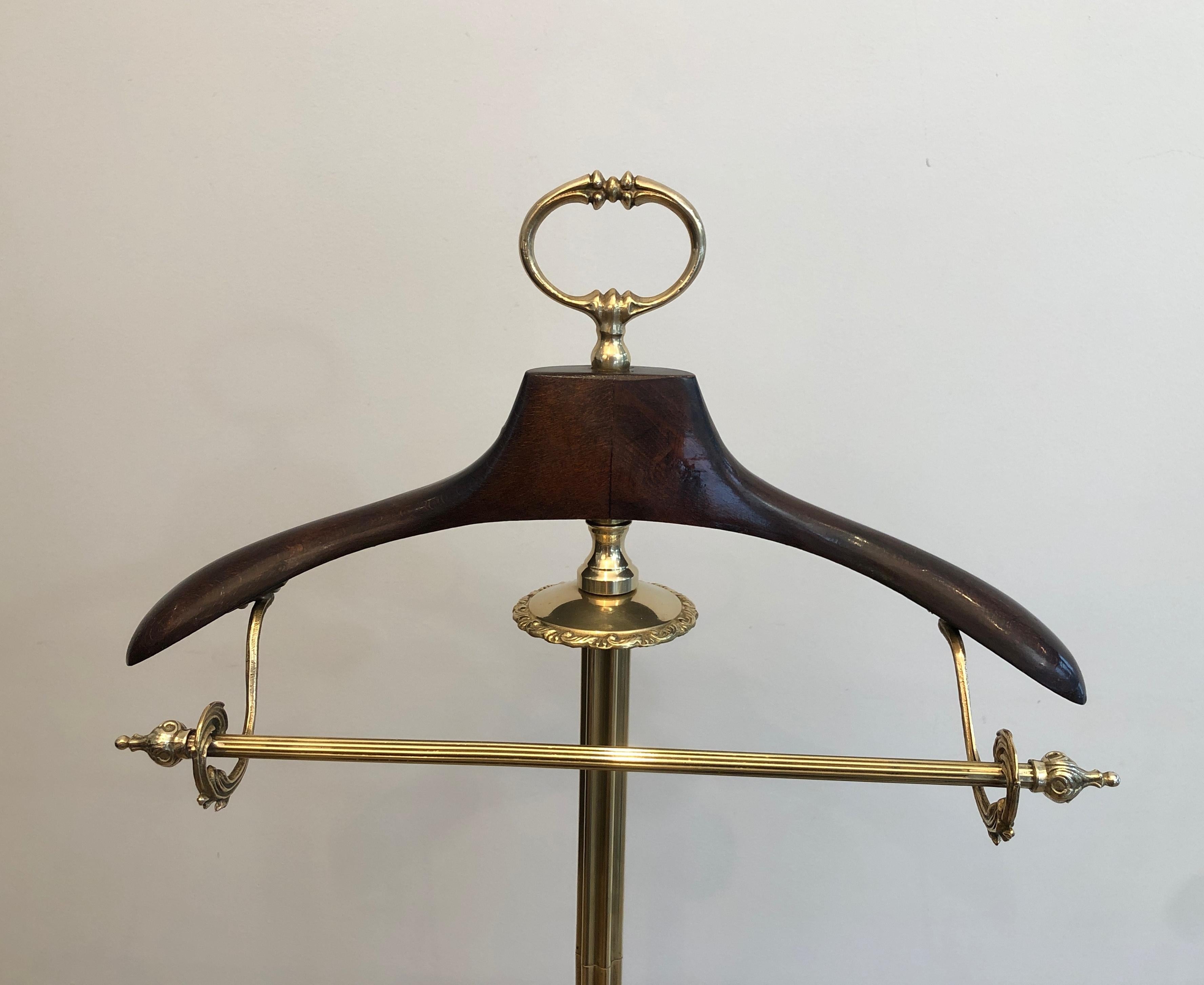 Valet in stile neoclassico in ottone e legno con rotelle in vendita 1