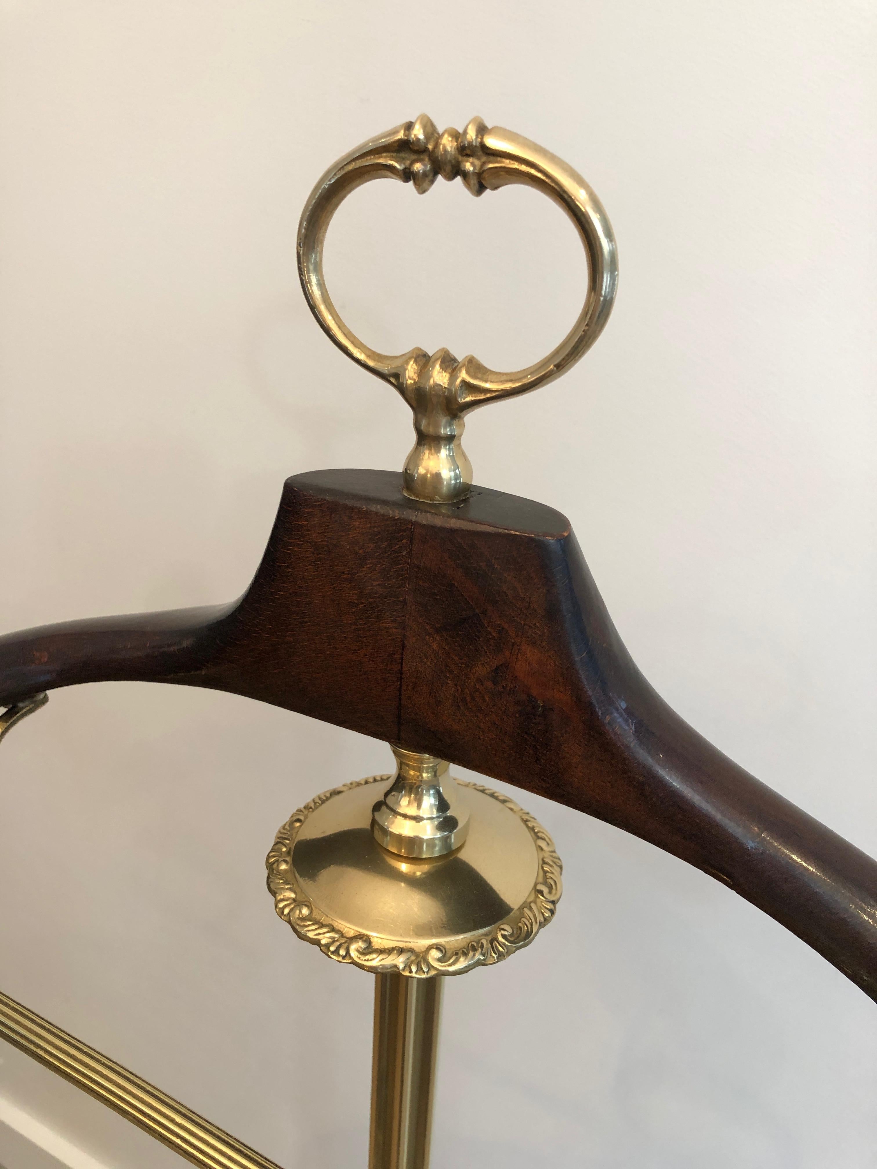 Valet in stile neoclassico in ottone e legno con rotelle in vendita 2