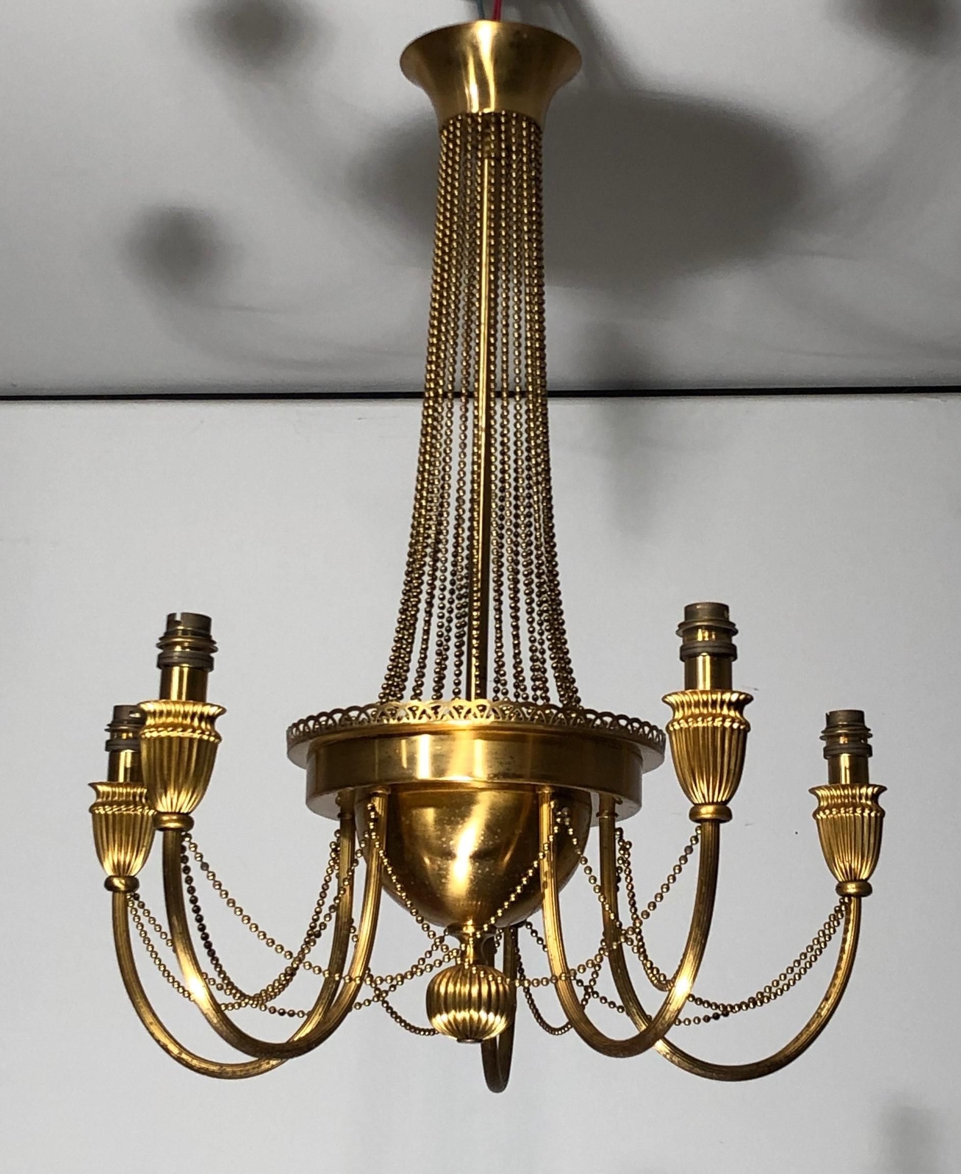 Araña de latón de estilo neoclásico decorada con guirnaldas de perlas. Obra francesa. en venta 3