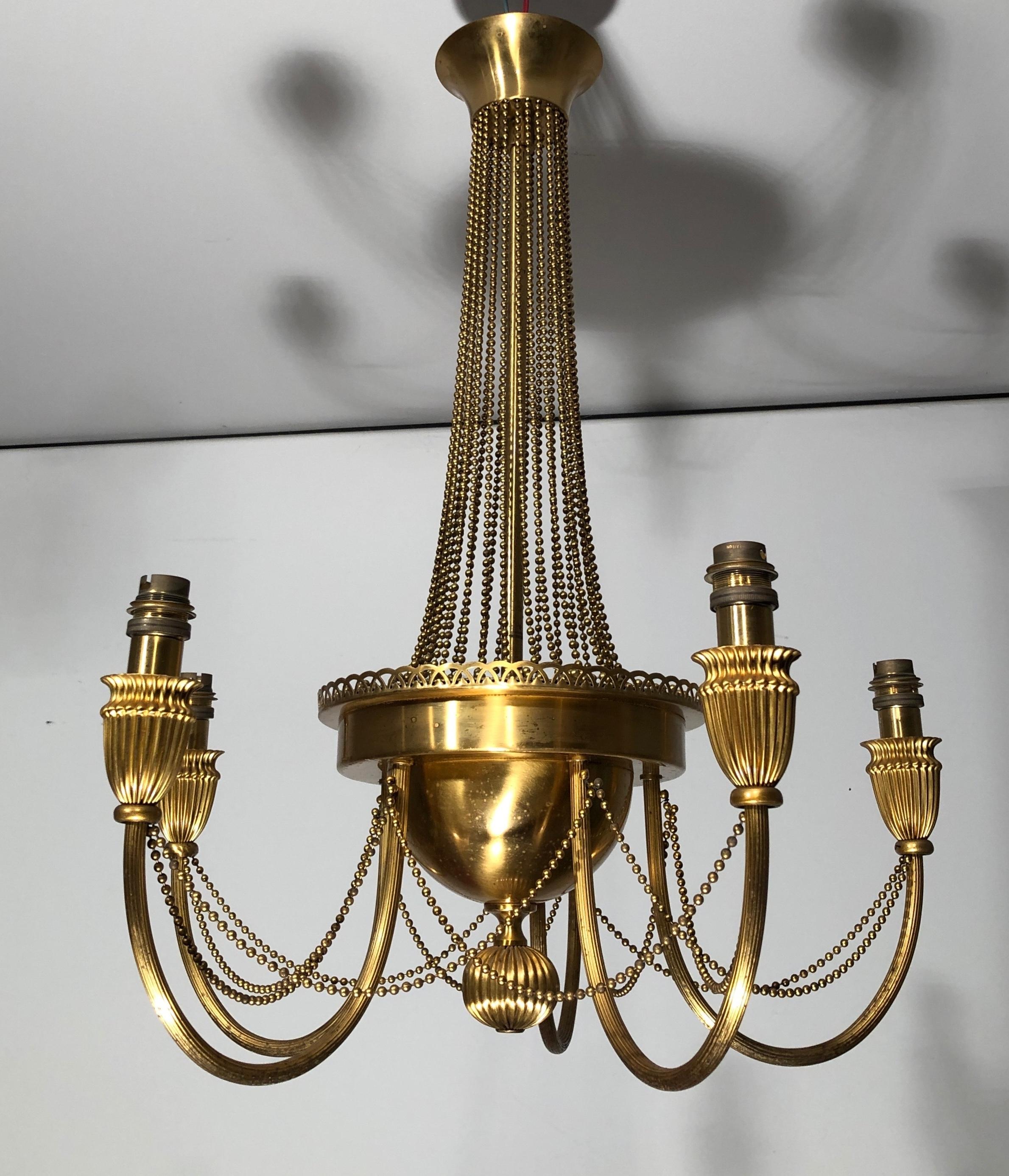 Araña de latón de estilo neoclásico decorada con guirnaldas de perlas. Obra francesa. en venta 4