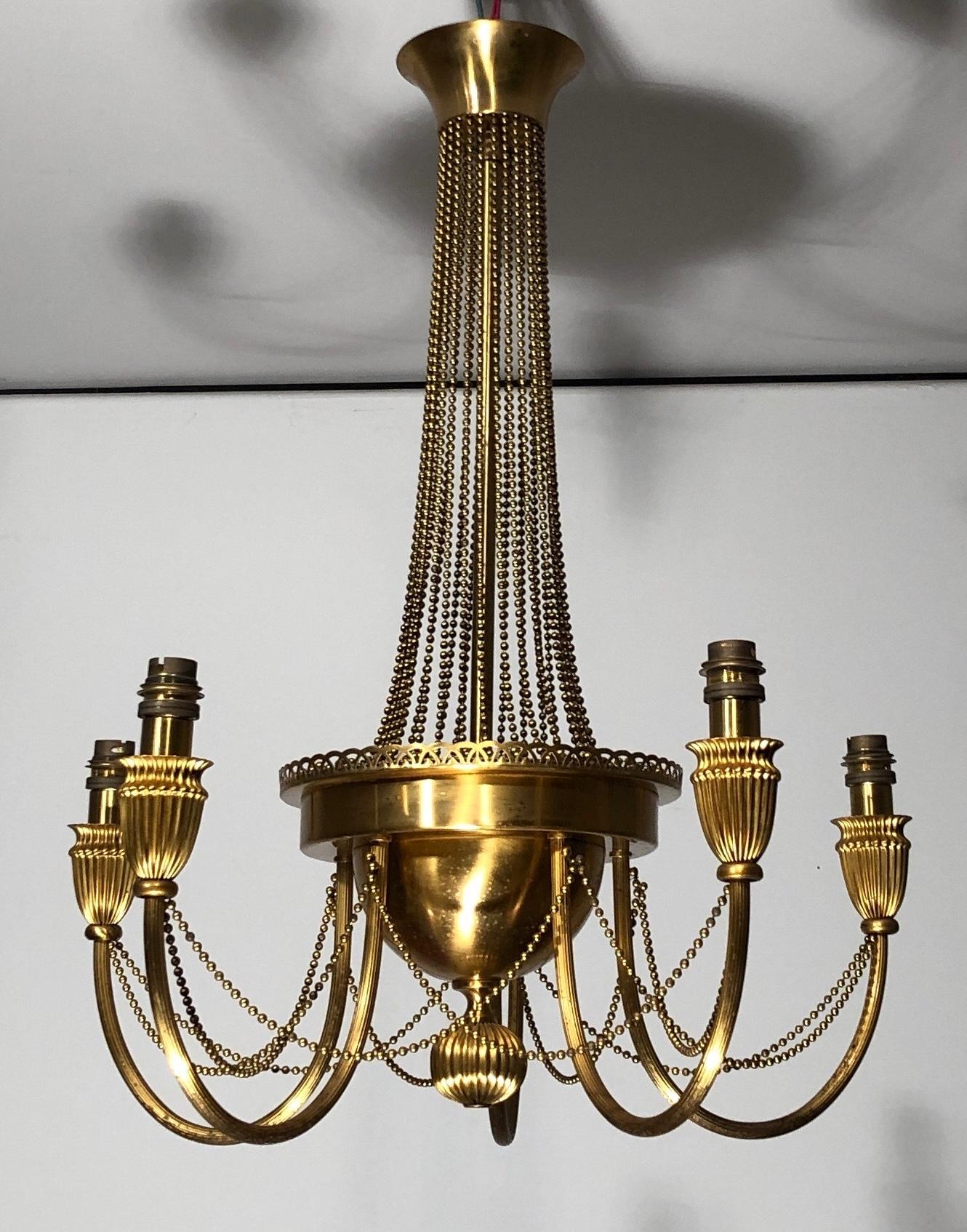 Araña de latón de estilo neoclásico decorada con guirnaldas de perlas. Obra francesa. en venta 5