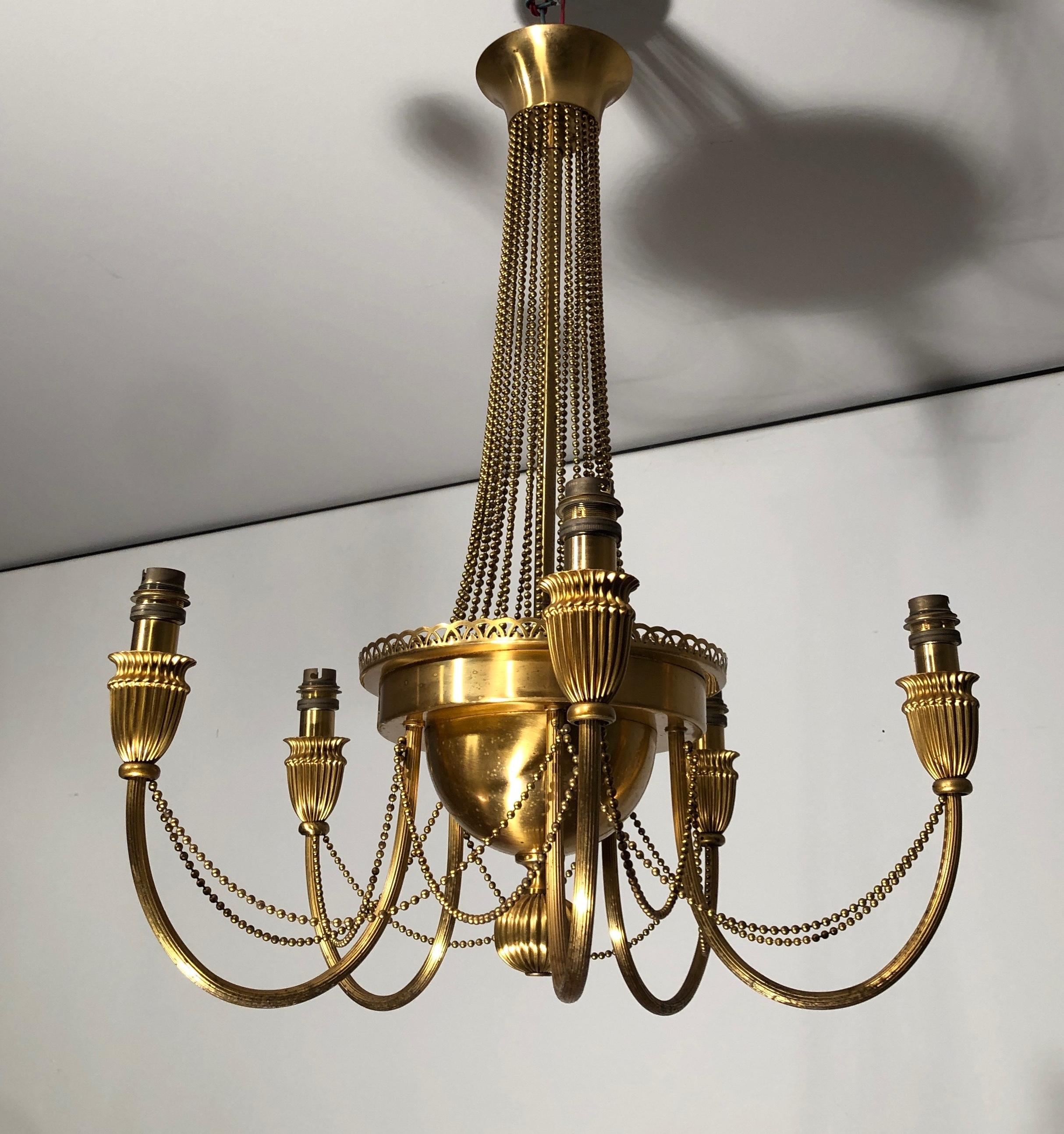 Araña de latón de estilo neoclásico decorada con guirnaldas de perlas. Obra francesa. Neoclásico en venta