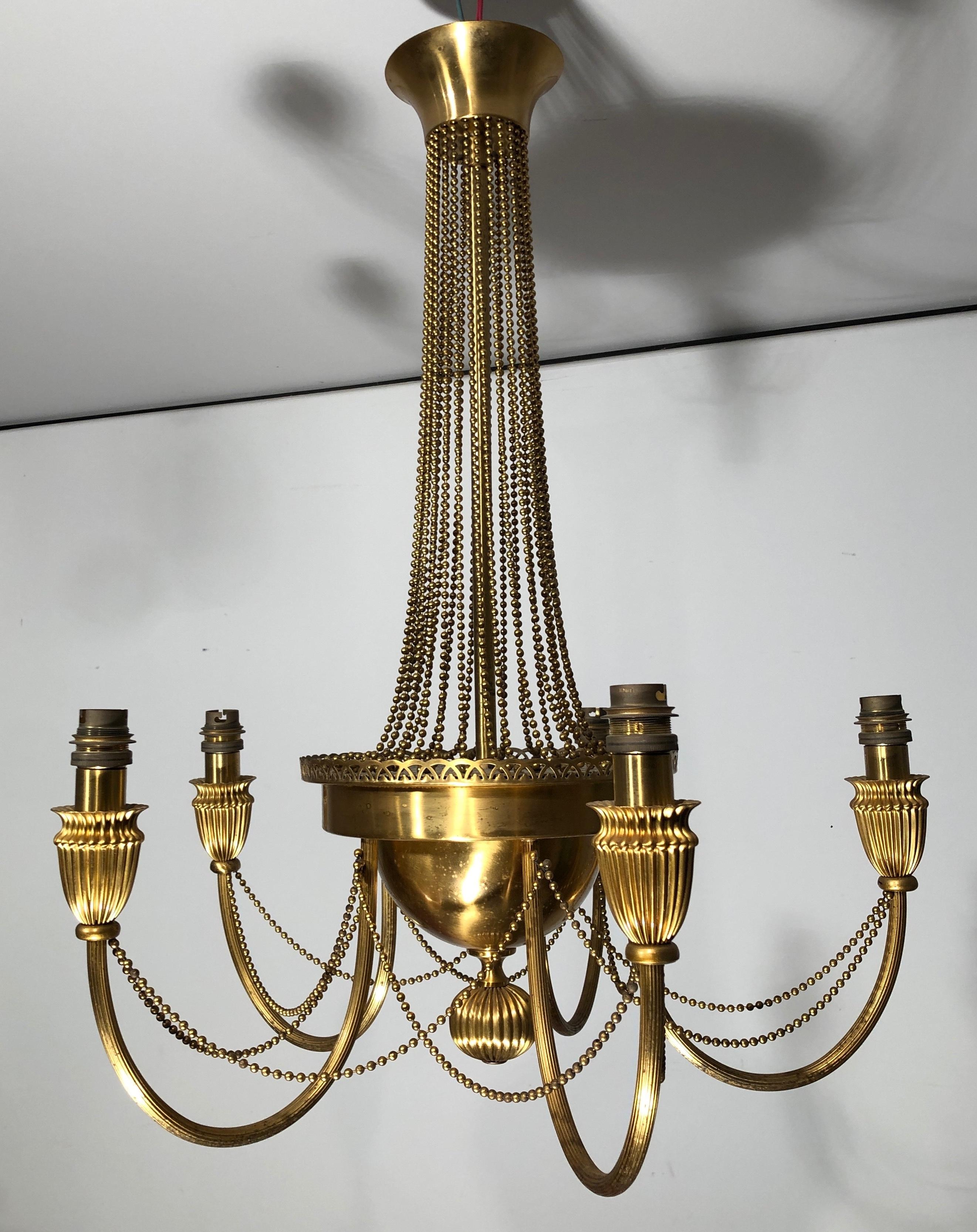 Araña de latón de estilo neoclásico decorada con guirnaldas de perlas. Obra francesa. Francés en venta