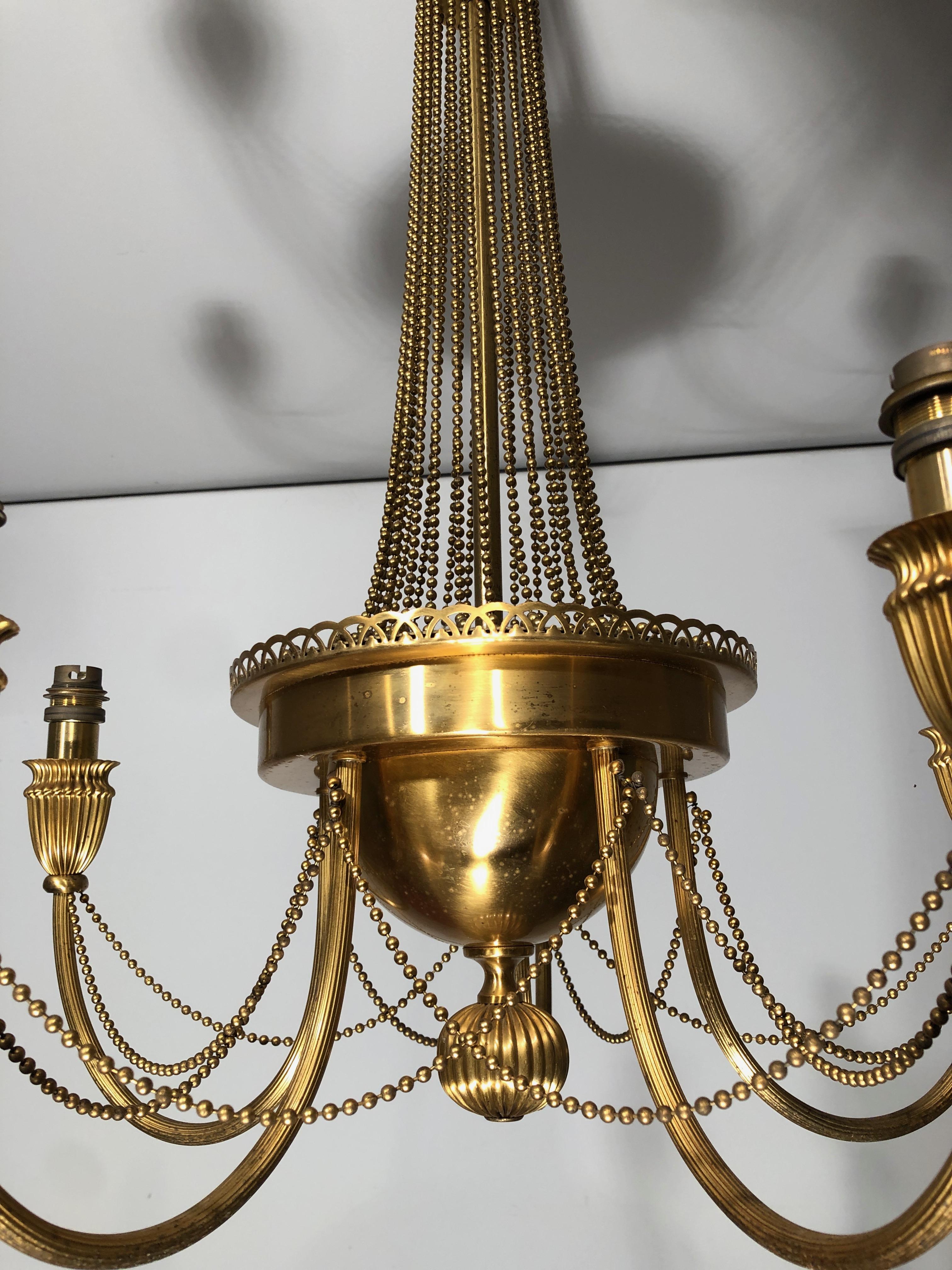 Araña de latón de estilo neoclásico decorada con guirnaldas de perlas. Obra francesa. en Bueno estado para la venta en Marcq-en-Barœul, Hauts-de-France