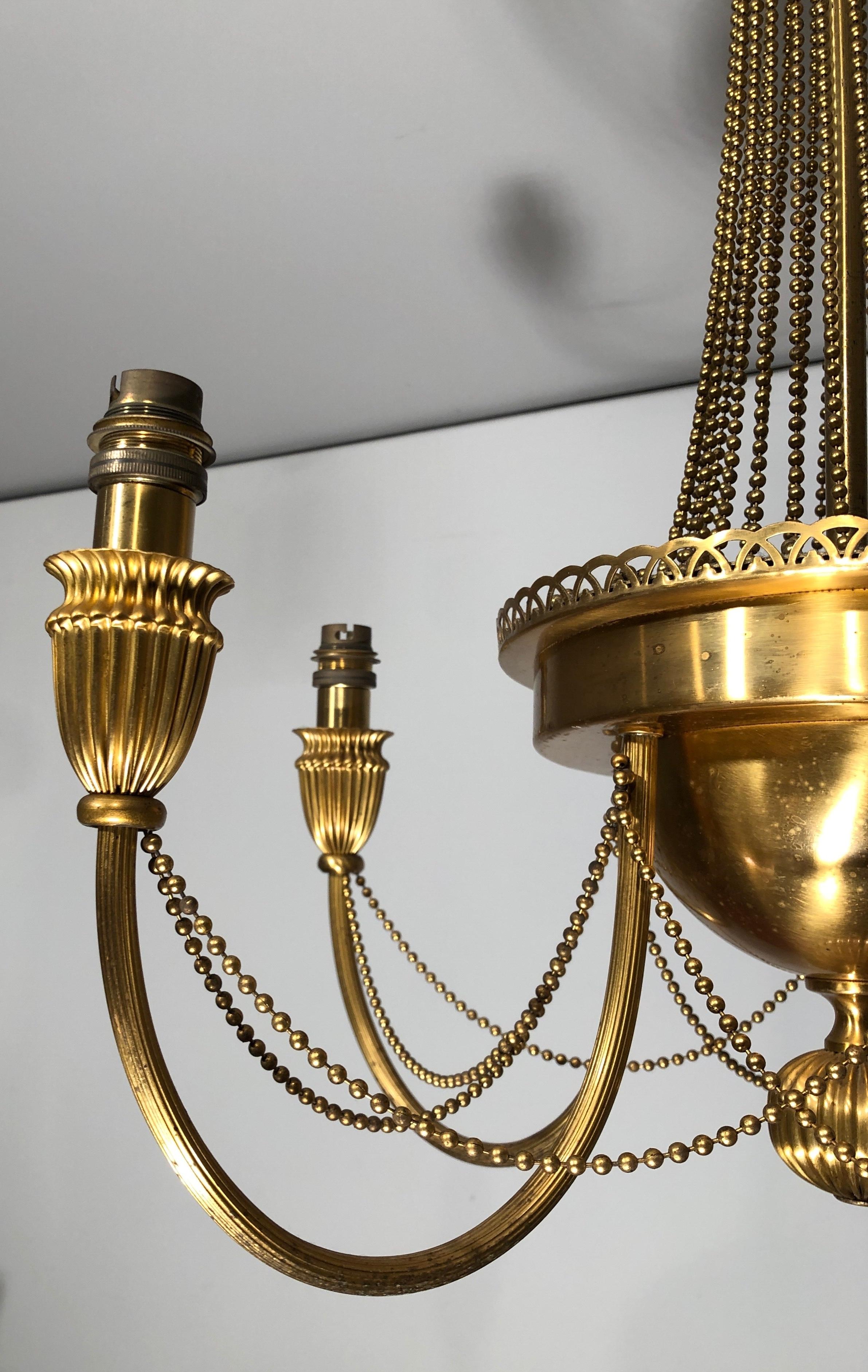 Araña de latón de estilo neoclásico decorada con guirnaldas de perlas. Obra francesa. Latón en venta