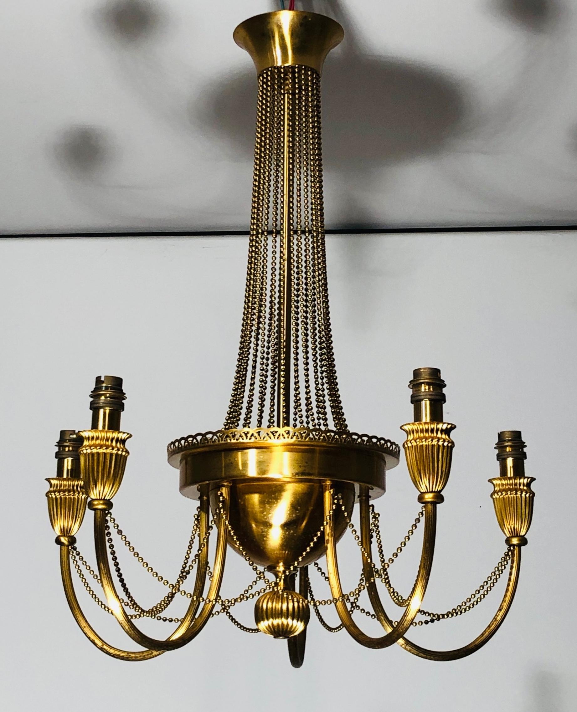 Araña de latón de estilo neoclásico decorada con guirnaldas de perlas. Obra francesa. en venta 2