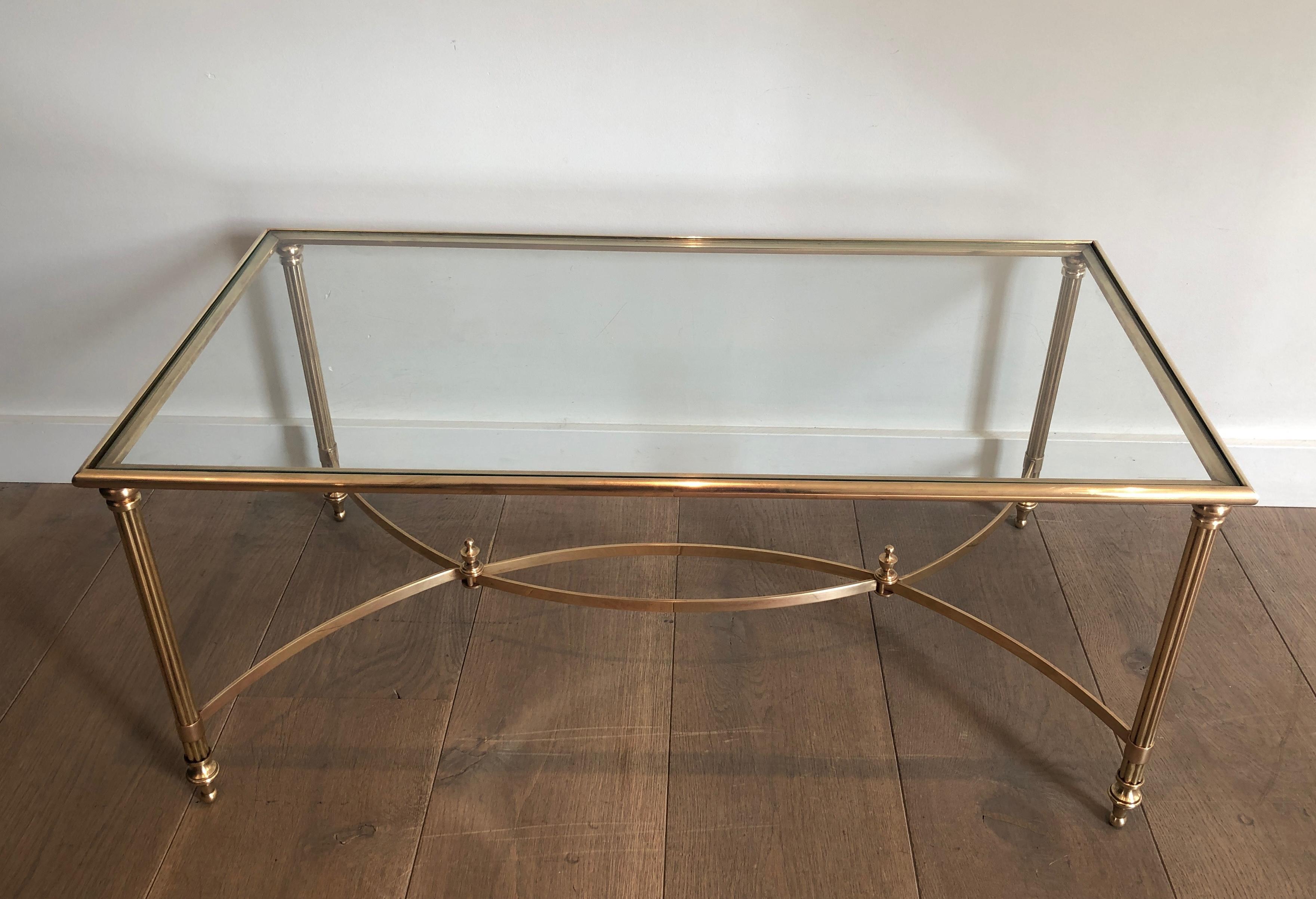 Français Table basse en laiton de style néoclassique par Maison Jansen en vente