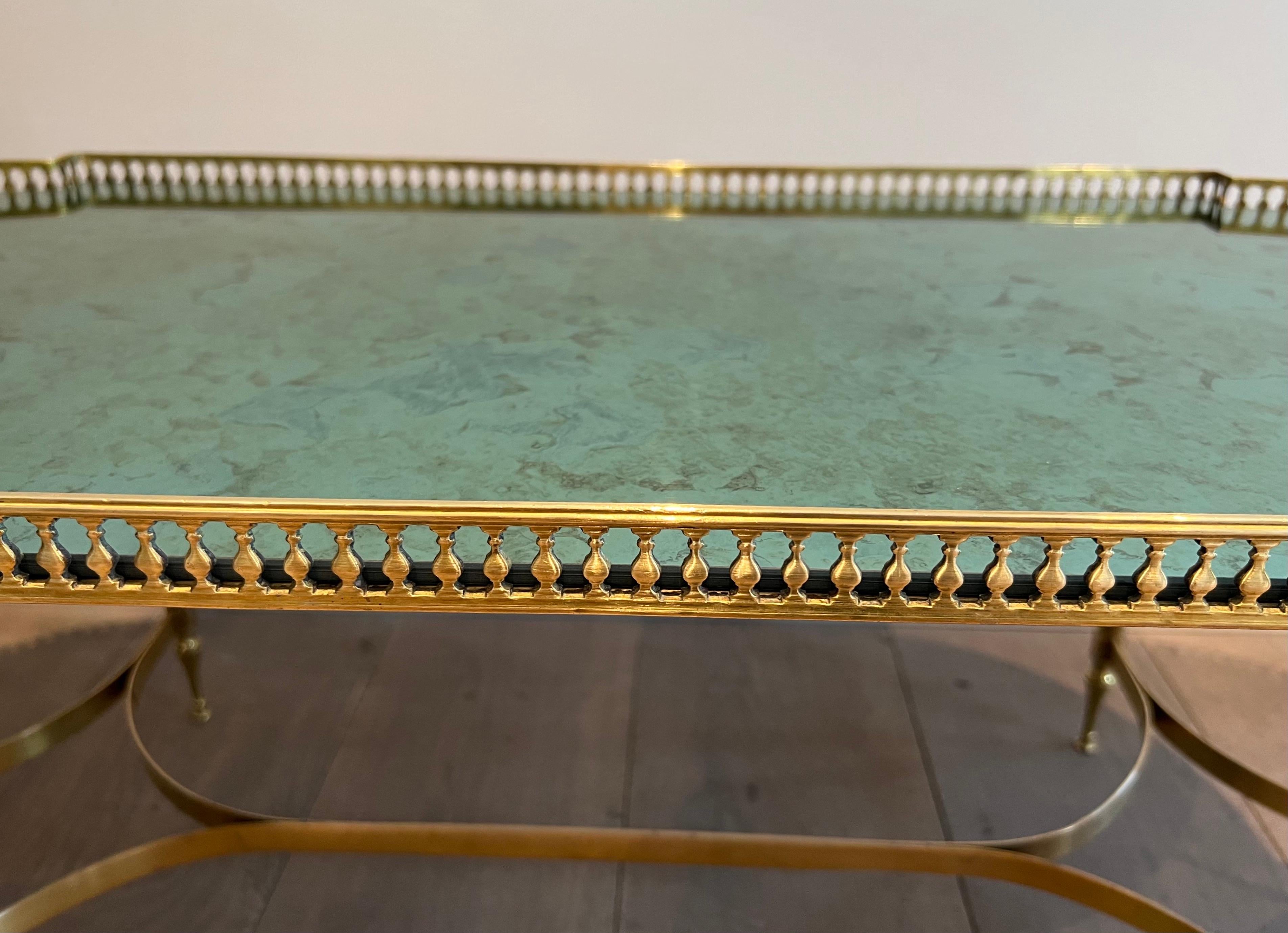 Table basse de style néoclassique en laiton dans le style de Maria Pergay. Circa 1940 en vente 8